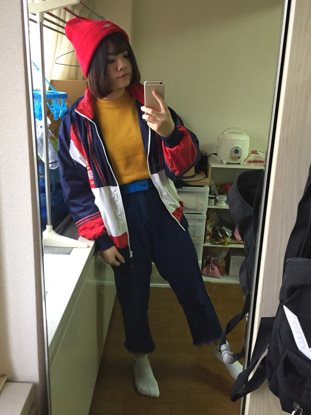 「休日スタイル」｜「Dickiesのアイテム（ニットキャップ/ビーニー、レッド系）」を使った、かおるさん（レディース・163cm）の冬コーディネートの1枚目の写真