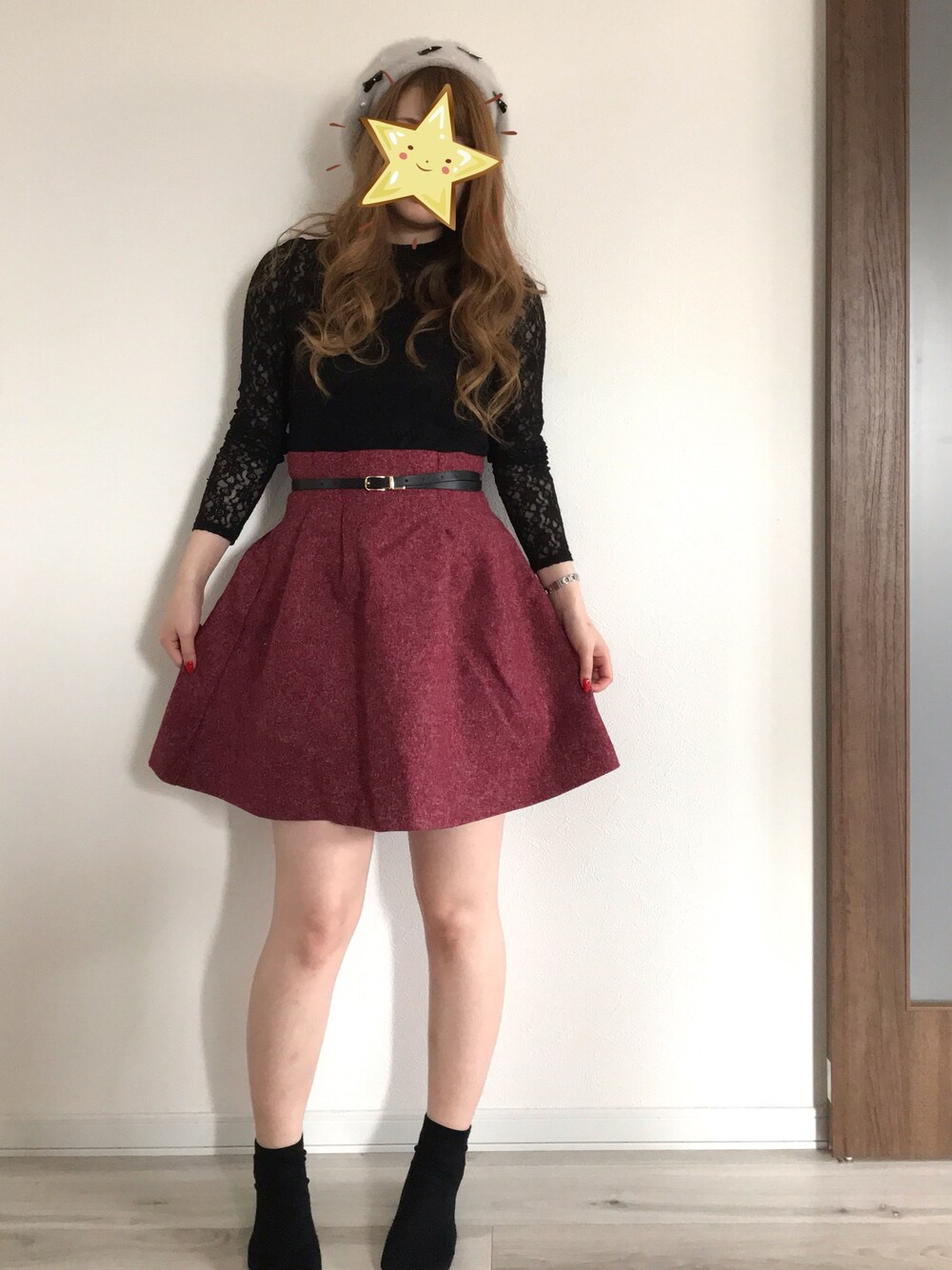 「秋コーデ、おしゃれさんと繋がりたい、ガーリー、ミニスカート、ベレー帽、レース、モノトーン」｜「TITTY&CO.のボンディングタックスカート（スカート、レッド系）」を使った、hono⑅◡̈*さん（レディース・164cm）の秋コーディネートの1枚目の写真