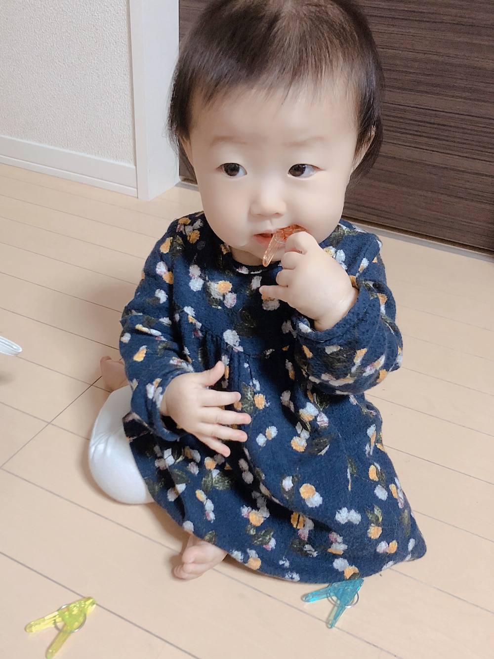 「花柄、フリルレギンス、ZARA KIDS、オールドネイビー、大人っぽいコーデ、生後８ヶ月」｜「ZARA KIDSのアイテム（ワンピース、ブルー系）」を使った、あんずさん（レディース・70cm）の春コーディネートの1枚目の写真