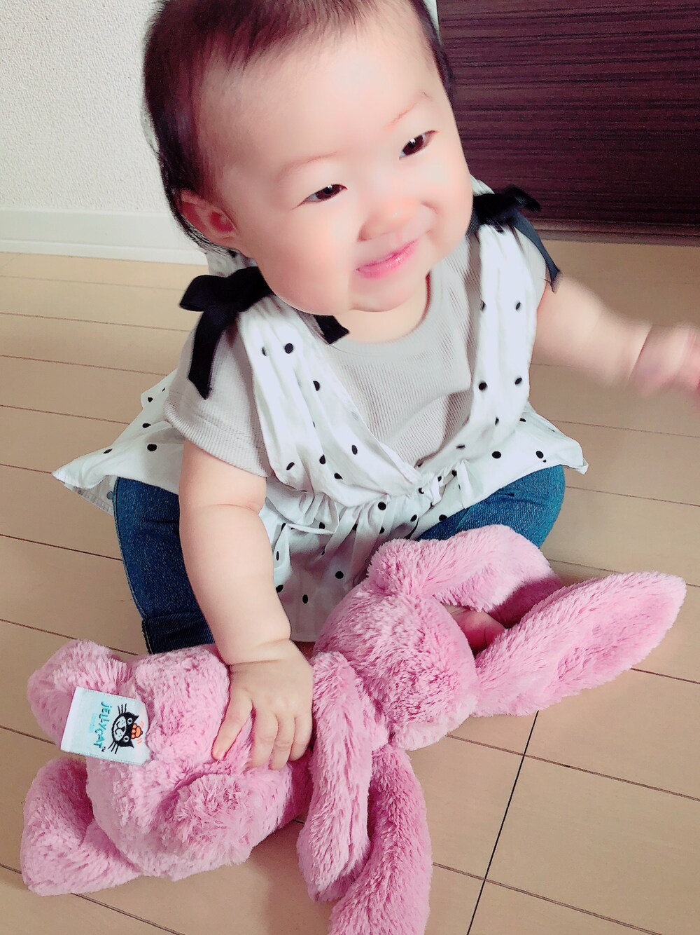 「jellycat、petit main、プティマイン、生後８ヶ月、ビスチェ、ドット、大人っぽいコーデ」｜「petit mainのギャザービスチェ×半袖Ｔシャツセット（Tシャツ/カットソー、ホワイト系）」を使った、あんずさん（レディース・70cm）の春コーディネートの1枚目の写真