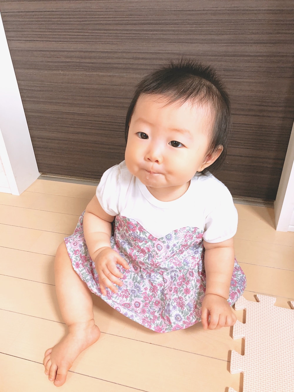 「チュニック、花柄、リバティ、ビスチェ風、プティマイン、petit main、ベビーコーデ、生後８ヶ月、1枚コーデ」｜「petit mainの花柄ドッキングチュニック（チュニック、ピンク系）」を使った、あんずさん（レディース・70cm）の春コーディネートの1枚目の写真