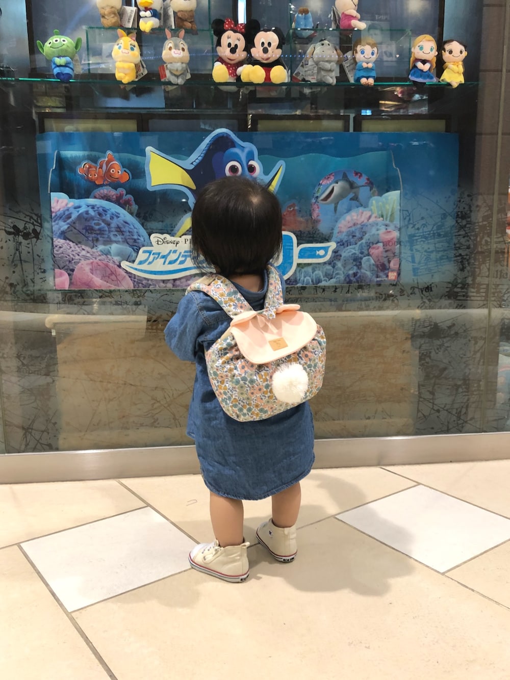 「シャツワンピ、秋のコーデ、カジュアル、シンプルコーデ、スニーカー、converse、ベビーコーデ、プティマイン、1歳1カ月、1歳」｜「petit mainのアニマルモチーフBABYリュック（バックパック/リュック、ピンク系）」を使った、あんずさん（レディース・70cm）の秋コーディネートの1枚目の写真