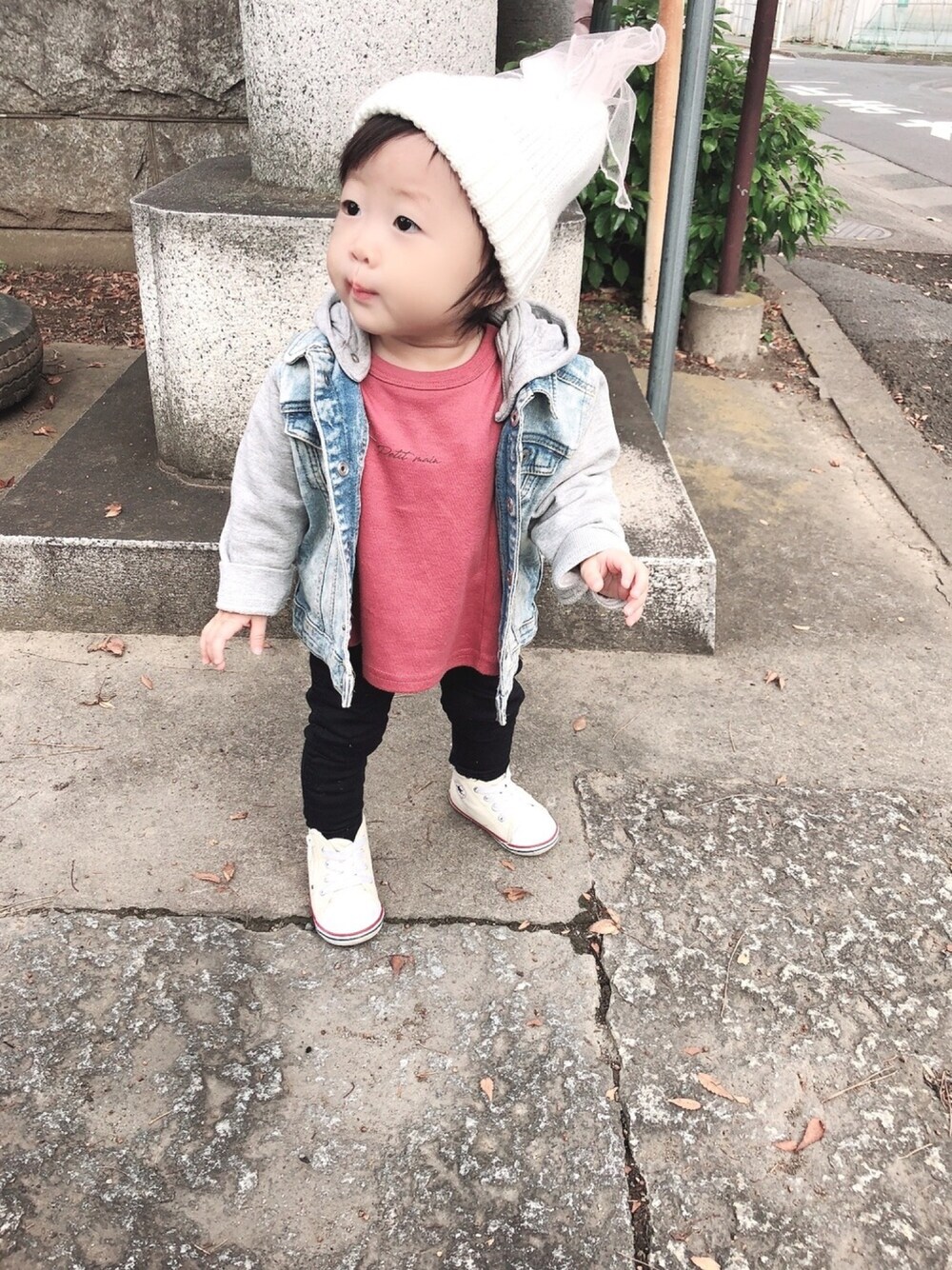 「プティマイン、ニット帽、プチプラコーデ、ブラックスキニー、Gジャン、1歳、女の子ベビー」｜「petit mainのワンポイントロゴ入り長袖フレアＴシャツ（Tシャツ/カットソー、ピンク系）」を使った、あんずさん（レディース・70cm）の秋コーディネートの1枚目の写真