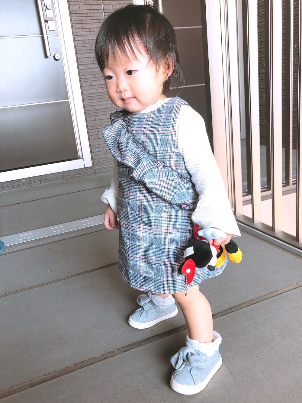 「グレンチェック、ジャンスカ、1歳、リボンスリッポン、フレア袖、プティマイン、ZARA KIDS」｜「ZARA KIDSのアイテム（ジャンパースカート、グレー系）」を使った、あんずさん（レディース・70cm）の秋コーディネートの1枚目の写真