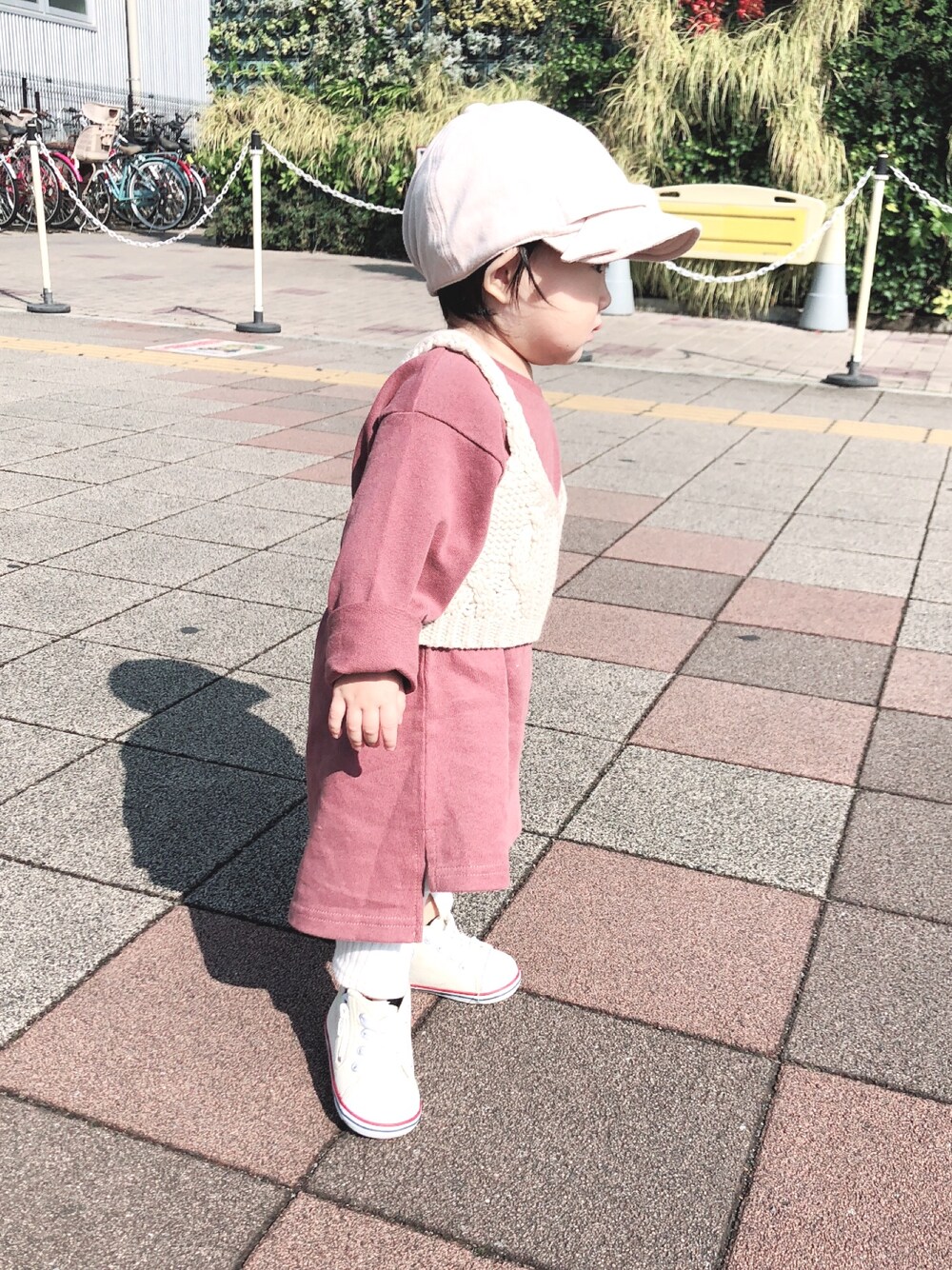 「カジュアルコーデ、カットリブレギンス、ニットビスチェ、くすみカラー、キッズコーデ、1歳2ヶ月、converse」｜「petit mainのニットビスチェ付ワンピース（ワンピース、ピンク系）」を使った、あんずさん（レディース・70cm）の秋コーディネートの1枚目の写真