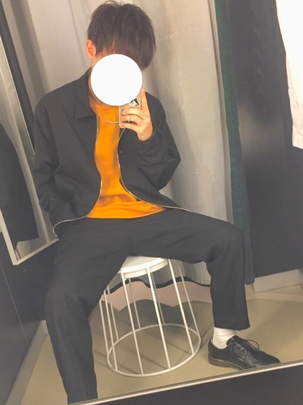 「秋のコーデ、Dr.Martens、シンプル、大学生、ワンポイント、秋カラー、初投稿、白ソックス、おしゃれさんと繋がりたい、相互フォロー」｜「WEGOのWEGO/スウィングトップ（ブルゾン、ブラック系）」を使った、まのくん  相互フォローさん（メンズ・166cm）の秋コーディネートの1枚目の写真