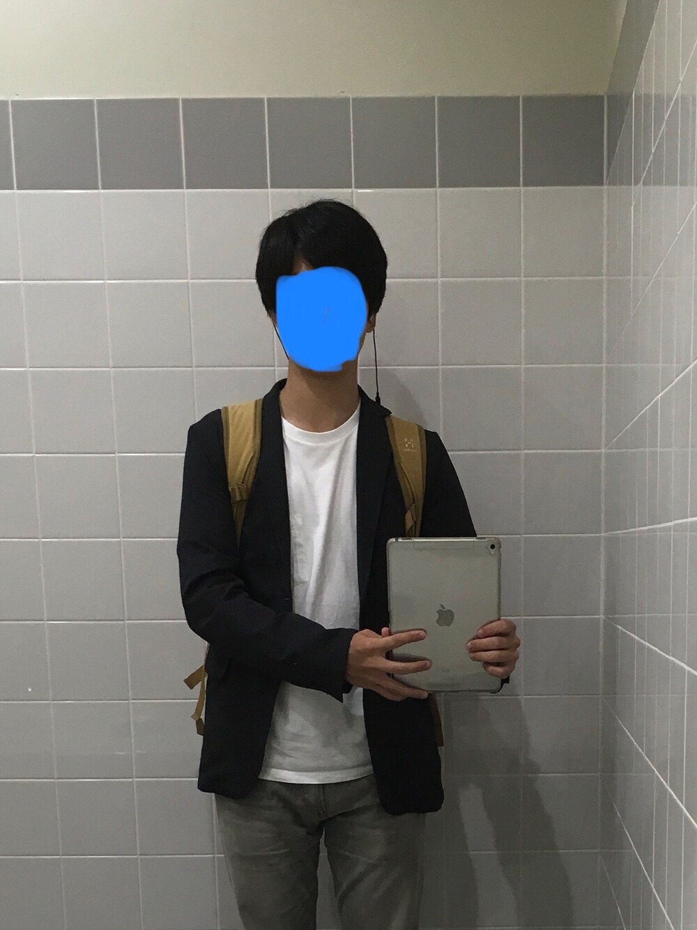 「HAGLOFS、jacket 、iPad、SHURE」｜「shureのアイテム（スマホグッズ、ブラック系）」を使った、猫かいたいさん（メンズ・175cm）の秋コーディネートの1枚目の写真