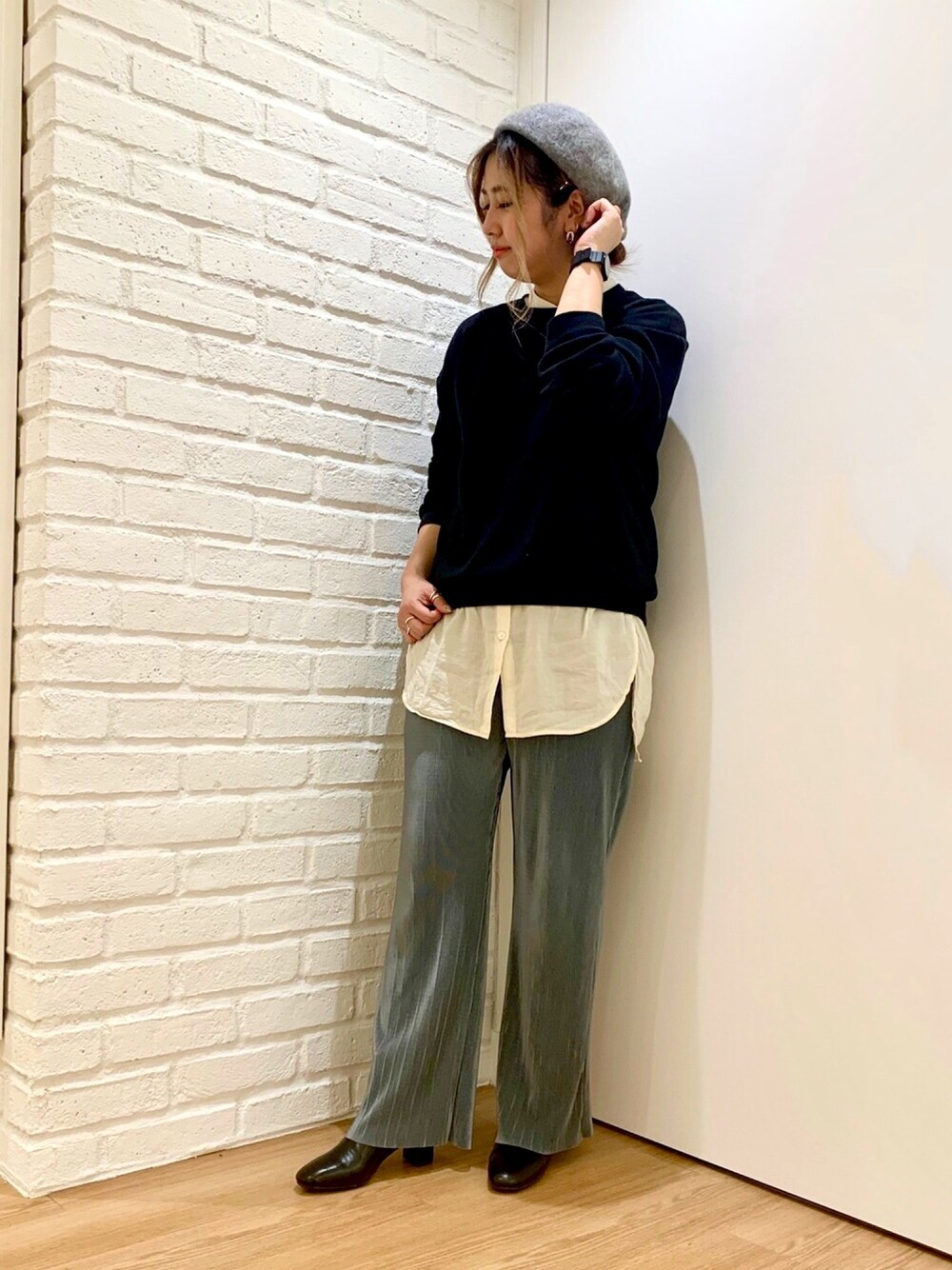 「オリエンタルトラフィック、ORiental TRaffic(ORiental TRaffic)、ワイドパンツ、プリーツパンツ、ベレー帽、シャツスタイル、1415、ショートブーツ、スウェット、カジュアルコーデ」｜「ORiental TRafficのスクエアトゥ切替ミドルブーツ/1415（ブーツ、ブラック系）」を使った、ORientalTRafficプレスさん（レディース・159cm）の冬コーディネートの1枚目の写真