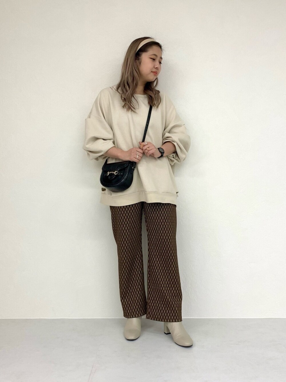 「オリエンタルトラフィック、ORiental TRaffic(ORiental TRaffic)、柄パンツ、スウェット、ホワイトブーツ、1415、ショートブーツ、カチューシャ、ショルダーバッグ、トレンドコーデ」｜「ORiental TRafficのスクエアトゥ切替ミドルブーツ/1415（ブーツ、ホワイト系）」を使った、ORientalTRafficプレスさん（レディース・159cm）の冬コーディネートの1枚目の写真
