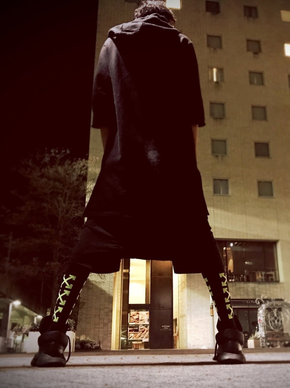 「RICK OWENS、off white、ソックス、ブラック、ワントーンコーデ、スニーカー、モード、サルエルパンツ、レイヤードスタイル、フォローミー」｜「Rick OwensのRICK OWENS 『RUNNER』スニーカー（スニーカー、ブラック系）」を使った、Lisasさん（メンズ・180cm）の春コーディネートの1枚目の写真