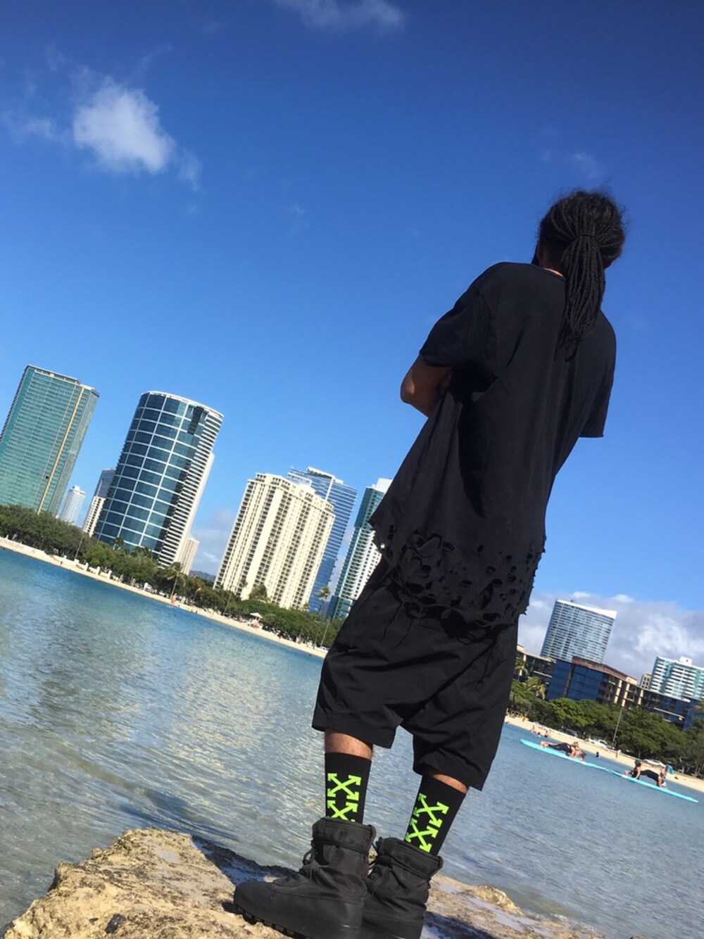 「黒、ストリート、off white、RICK OWENS、オールブラック、ハワイ、海、ソックス、モード、モードストリート」｜「Yeezyのアイテム（ブーツ、ブラック系）」を使った、Lisasさん（メンズ・180cm）の冬コーディネートの1枚目の写真