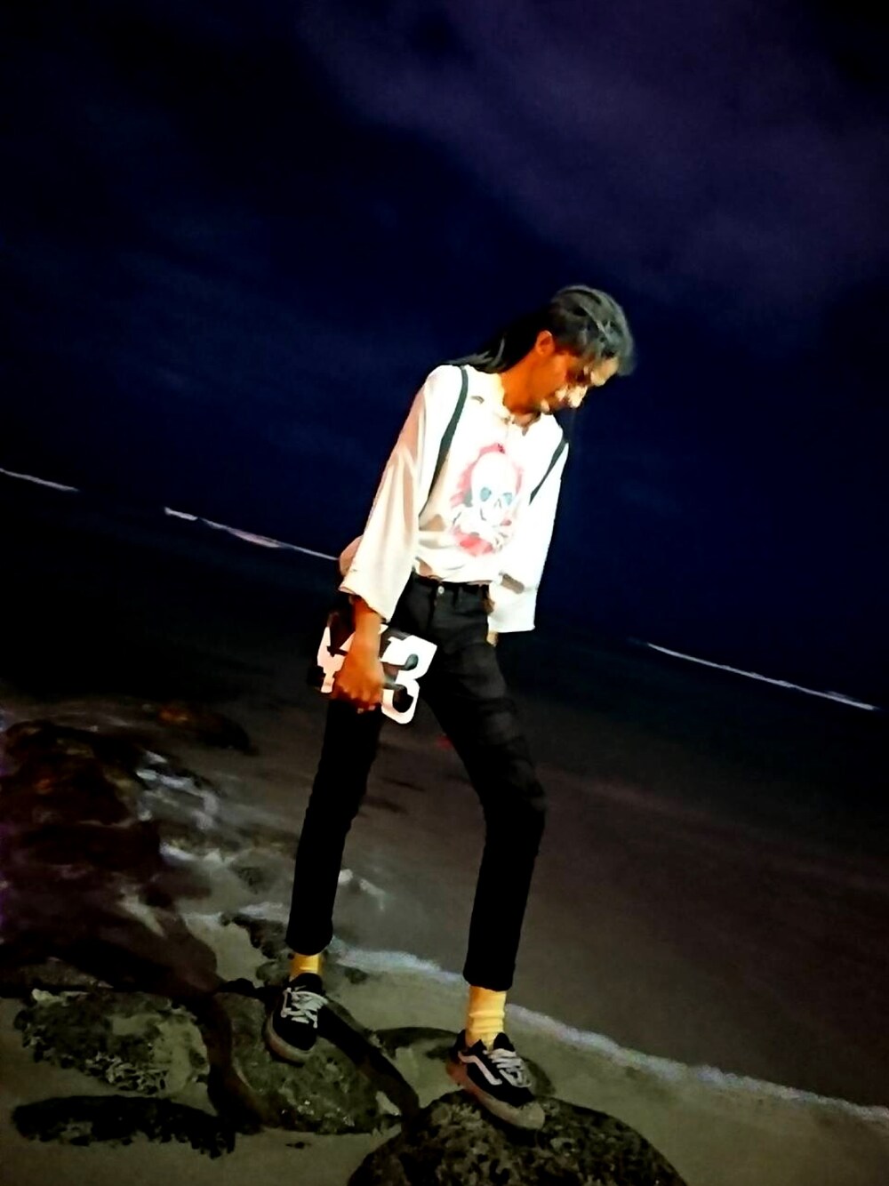 「タックイン、サスペンダー、unravel project、Y-3、yohjiyamamoto、黒スキニー、ロールアップ、オールドスクール、VANS、ハワイ」｜「VANSのVANS ヴァンズ OLD SKOOL DX オールドスクール DX V36CL+ BLACK（スニーカー、ブラック系）」を使った、Lisasさん（メンズ・180cm）の冬コーディネートの1枚目の写真