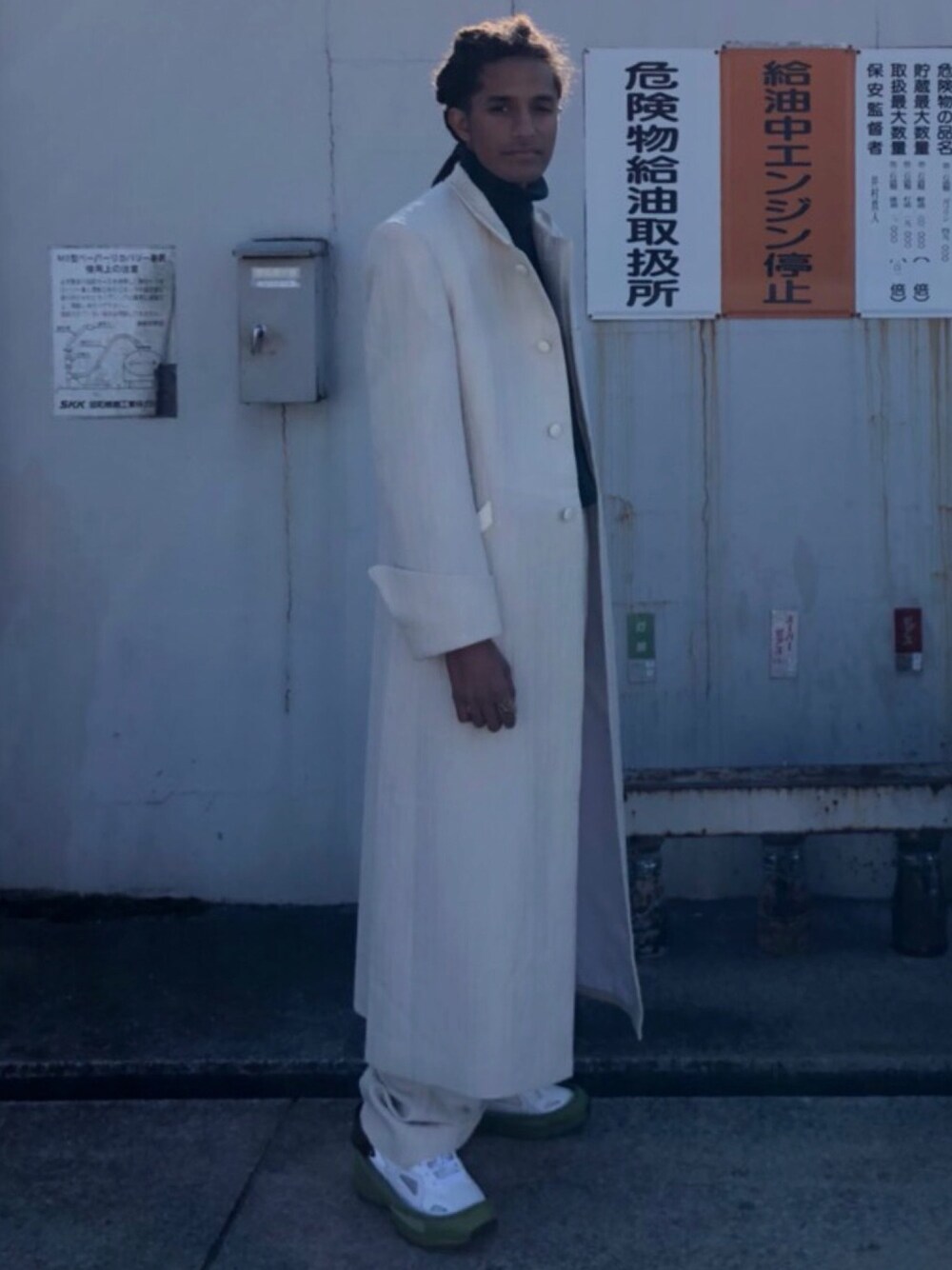 「成人式、新成人、スーツスタイル、白スーツ、ドレッド、RAF SIMONS、adidas、オールホワイト、タートルネック、スニーカー」｜「adidas by RAF SIMONSのAdidas By Raf Simons - Response Trail スニーカー - men - ナイロン/ポリエステル/rubber - 8.5（スニーカー、ホワイト系）」を使った、Lisasさん（メンズ・180cm）の冬コーディネートの1枚目の写真