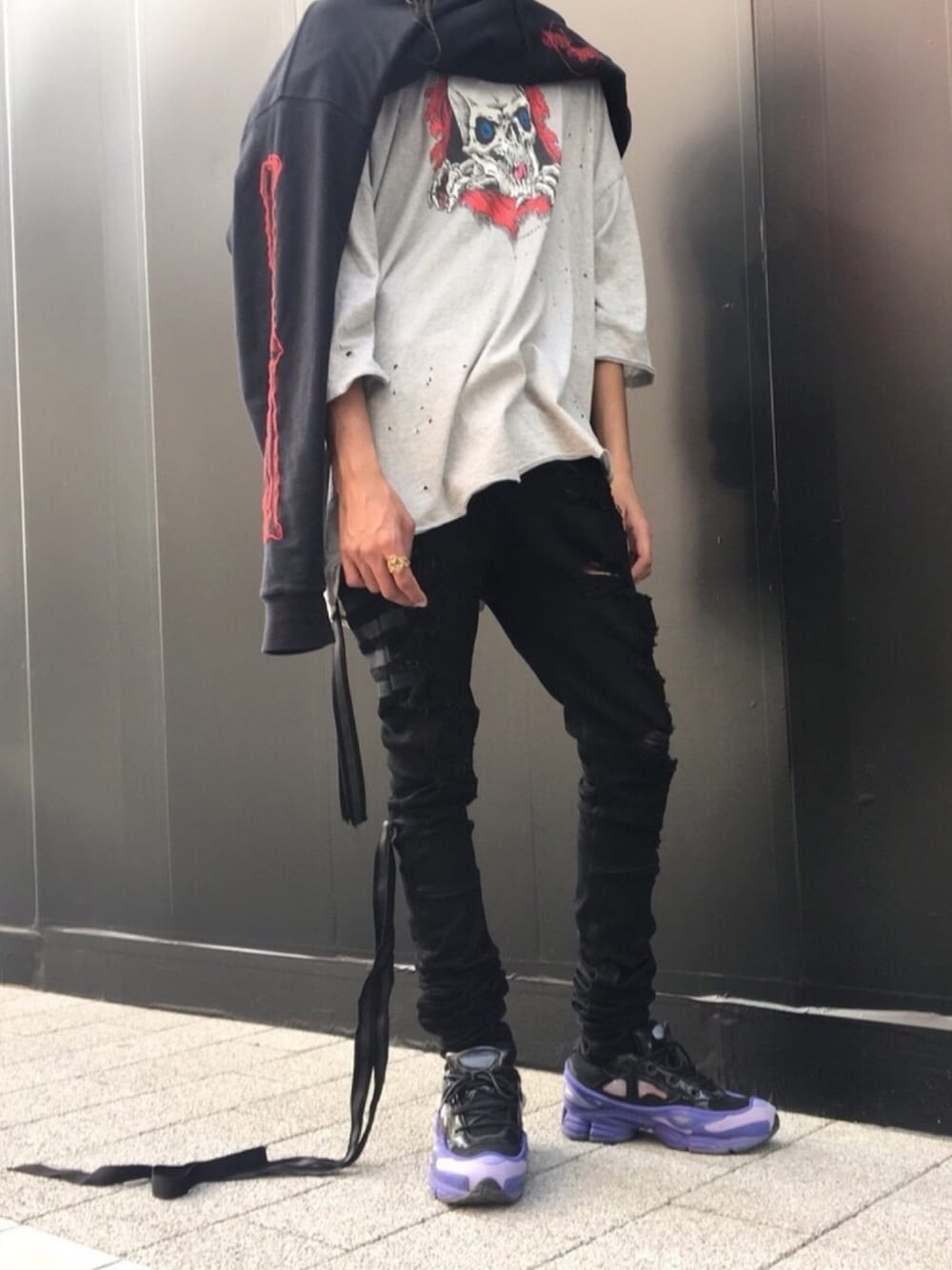 「春、お花見、黒スキニー、unravel project、RAF SIMONS、adidas、パープル、GUCCI、ビッグシルエット、ストリート」｜「UNRAVEL PROJECTのアイテム（スウェット、ブラック系）」を使った、Lisasさん（メンズ・180cm）の春コーディネートの1枚目の写真