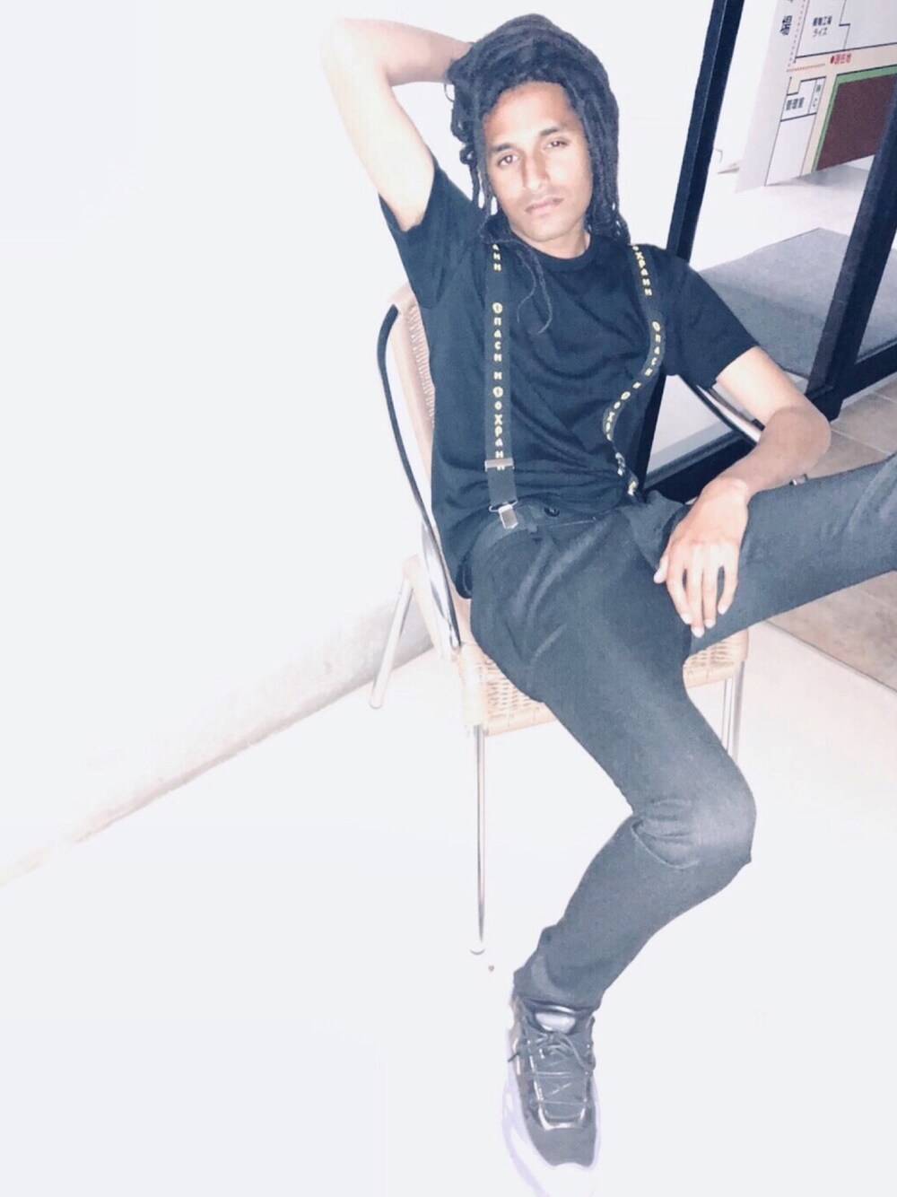 「RAF SIMONS、rafsimons×adidas、gosharubchinskiy、サスペンダー、スラックス、スニーカー、adidas、ブラック、シンプルコーデ、ドレッド」｜「Gosha Rubchinskiyのアイテム（サスペンダー、ブラック系）」を使った、Lisasさん（メンズ・180cm）の春コーディネートの1枚目の写真