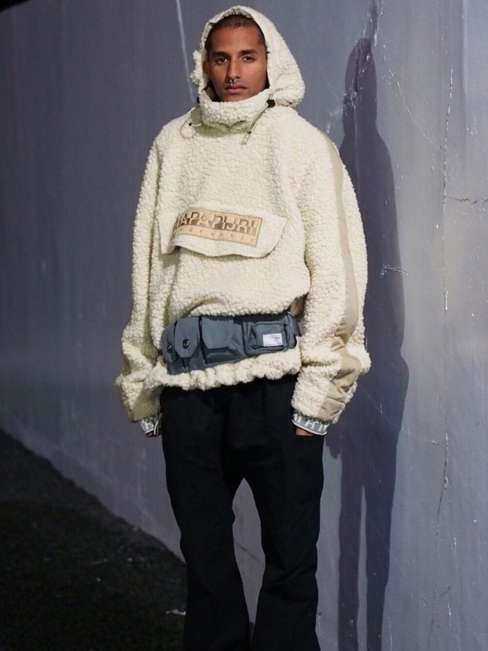 「冬コーデ、napabymartinerose、martinerose、C2H4 LA、パーカー、ビッグシルエット、ベージュ、RAF SIMONS、ozweego、ボア」｜「napa by martine roseのアイテム（パーカー、ベージュ系）」を使った、Lisasさん（メンズ・180cm）の秋コーディネートの1枚目の写真