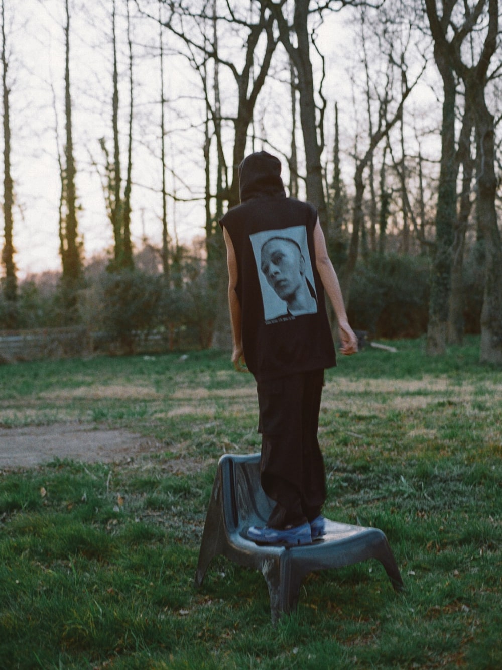 「RAF SIMONS、登坂広臣、RICK OWENS、シンプル、モード、モードストリート、ブラック、フーディー、ノースリーブ、ストリート」｜「RAF SIMONSのアイテム（パーカー、ブラック系）」を使った、Lisasさん（メンズ・180cm）の春コーディネートの1枚目の写真