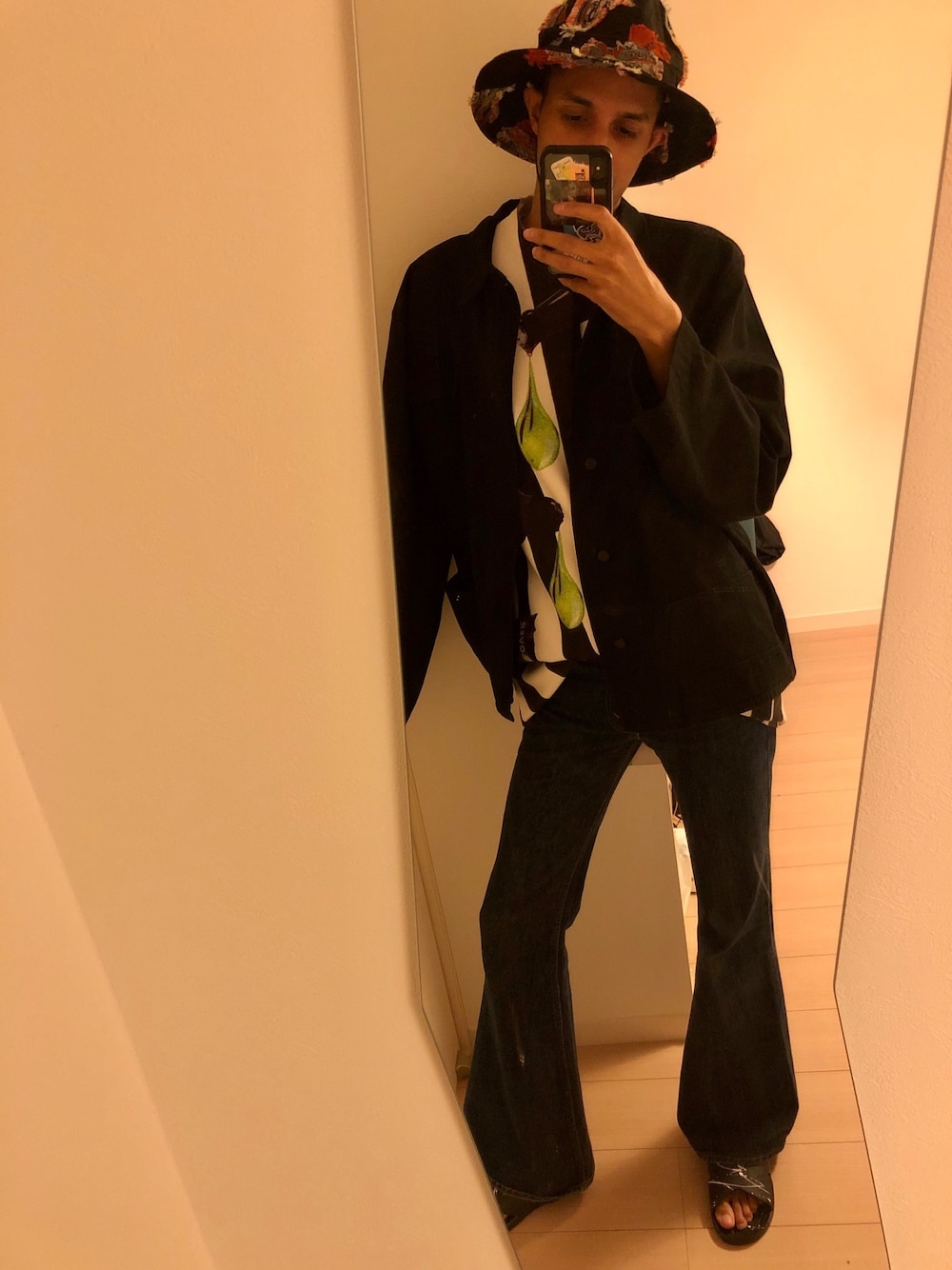 「おうちファッション、コンビニスタイル、ハット、古着、サンダル、デニム、おしゃれさんと繋がりたい、部屋撮り、ootd、大人コーデ」｜「032cのアイテム（ジャケット/アウター、ブラック系）」を使った、Lisasさん（メンズ・180cm）の春コーディネートの1枚目の写真