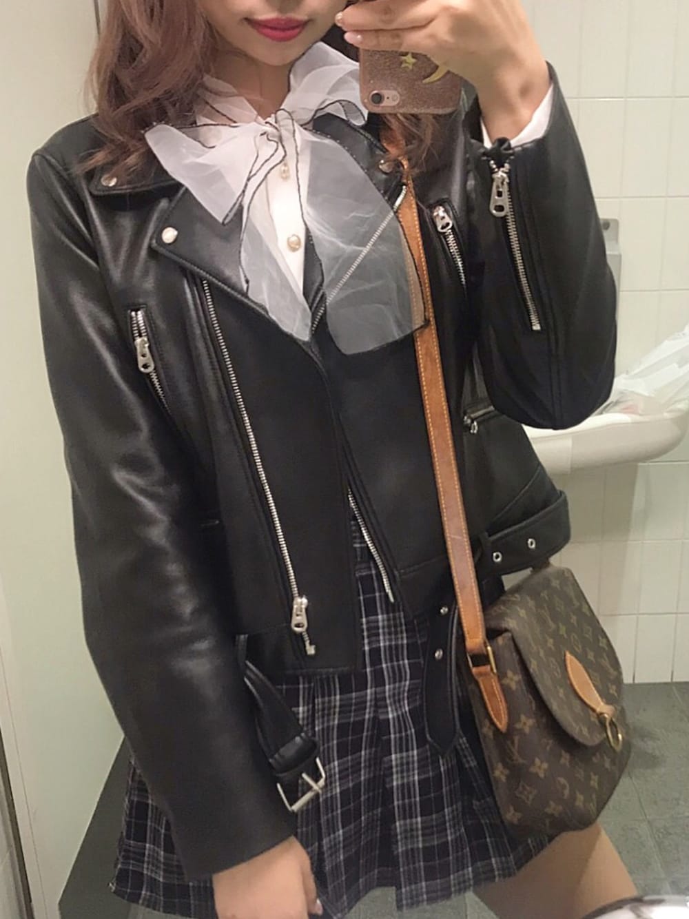「オトナカジュアル、大人ガーリー、ライダースジャケット、テニススカート、チェックスカート、リボン、ブラウス、韓国ファッション、オルチャンファッション、ガーリー」｜「ZARAのアイテム（ライダースジャケット、ブラック系）」を使った、ayaさん（レディース・168cm）の冬コーディネートの1枚目の写真
