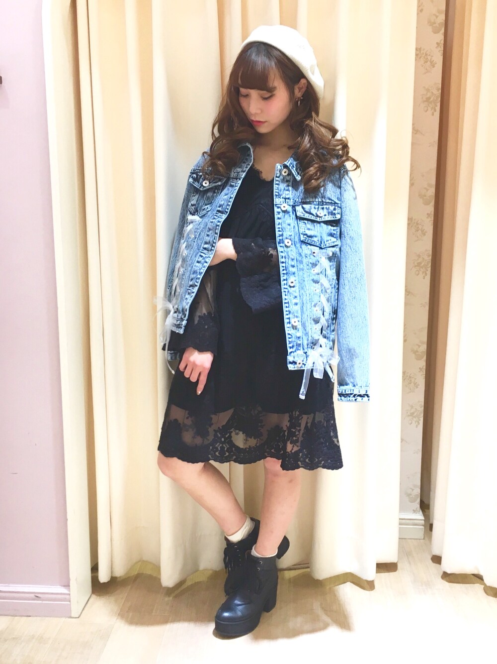 「春コーデ、ベレー帽、レース、ワンピース、デニム、デニムジャケット、ブーツ、カジュアル」｜「Ank Rougeのアイテム（デニムジャケット、ブルー系）」を使った、m a y u さん（レディース・158cm）の冬コーディネートの1枚目の写真