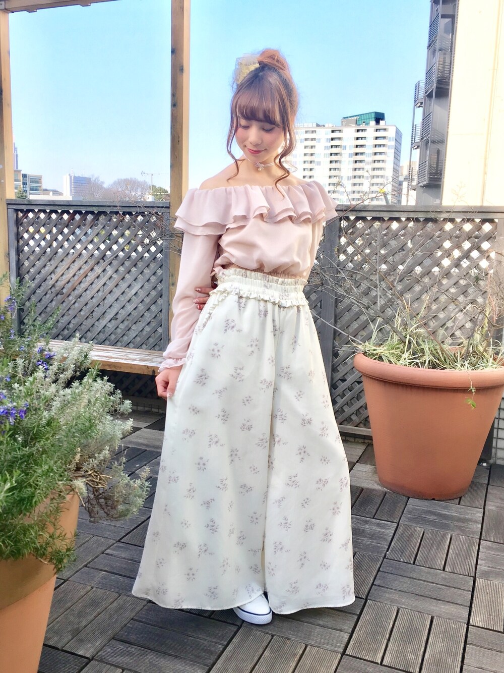 「春コーデ、大人ガーリー、大人コーデ、フェミニン、おだんごヘアー、オフショル、ピンク、花柄、ワイドパンツ、スニーカー」｜「Ank Rougeのアイテム（シャツ/ブラウス、ピンク系）」を使った、m a y u さん（レディース・158cm）の春コーディネートの1枚目の写真