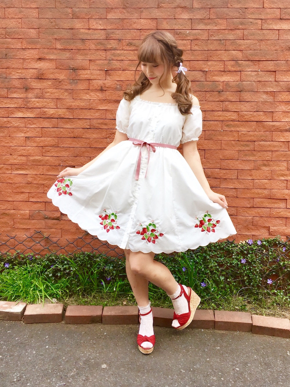 「春コーデ、いちご、刺繍、刺繍ワンピース、ワンピース、ガーリー、ホワイト、ピンク」｜「Ank Rougeのアイテム（ワンピース、ホワイト系）」を使った、m a y u さん（レディース・158cm）の春コーディネートの1枚目の写真