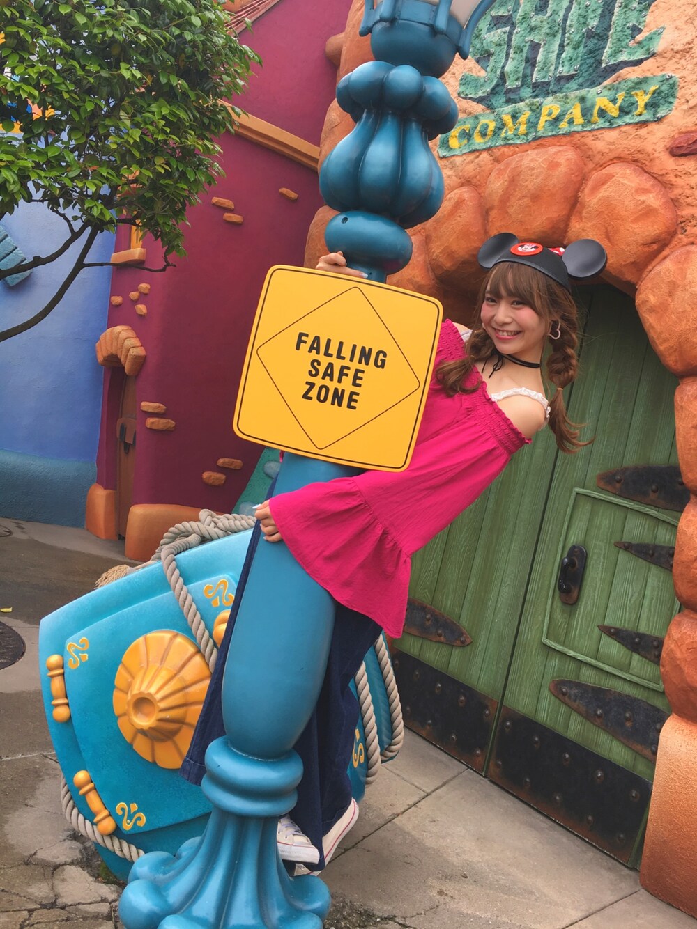 「夏コーデ、ピンク、デニム、デニムパンツ、ワイドデニム、オフショル、disney、ディズニーコーデ、スニーカー、コンバース」｜「WEGOのWEGO/リボンテープチョーカー（チョーカー、ブラック系）」を使った、m a y u さん（レディース・158cm）の夏コーディネートの1枚目の写真