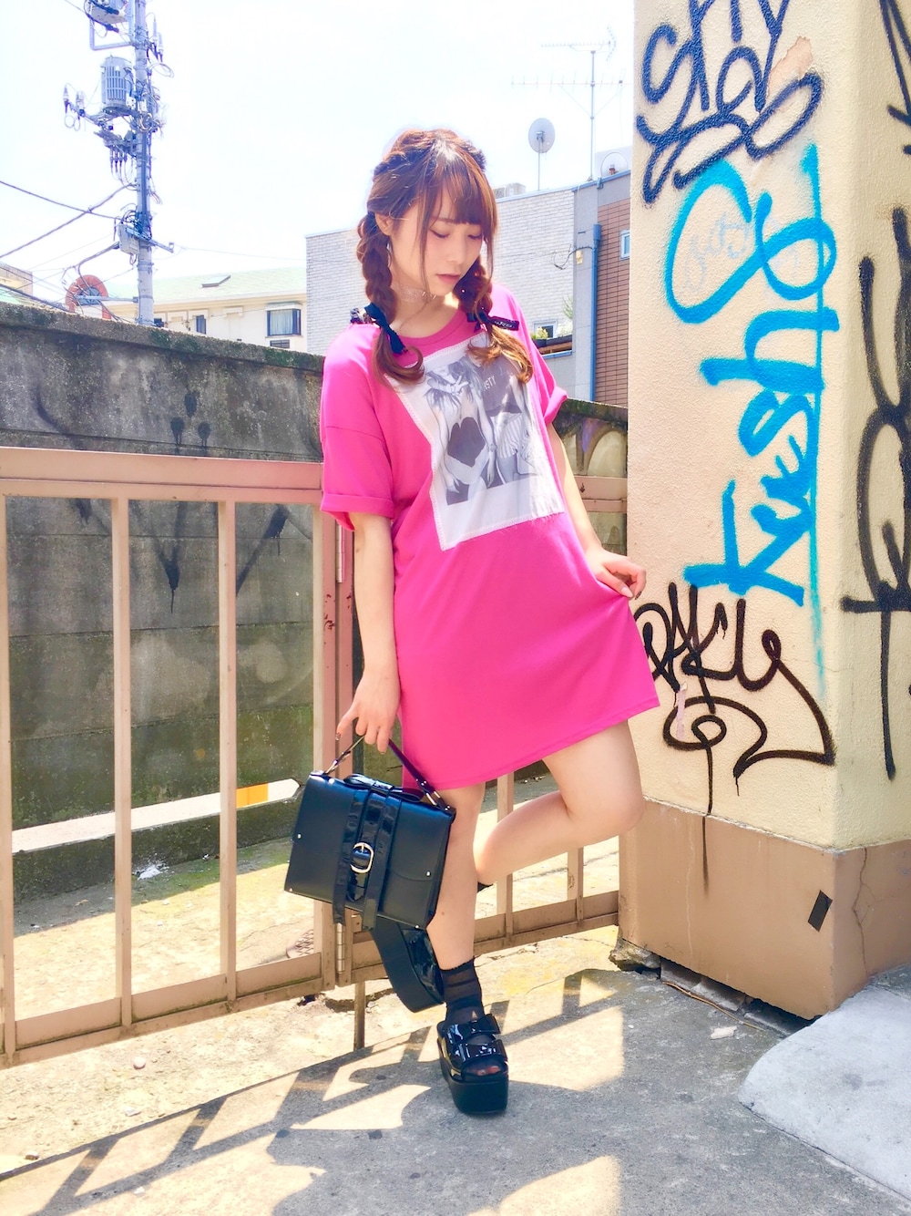 「休日スタイル、Tシャツ、カジュアル、カジュアルコーデ、ワンピース、サンダルに靴下、ピンク、ピンクコーデ、みつあみ、グリッター」｜「Ank Rougeのアイテム（ワンピース、ピンク系）」を使った、m a y u さん（レディース・158cm）の夏コーディネートの1枚目の写真