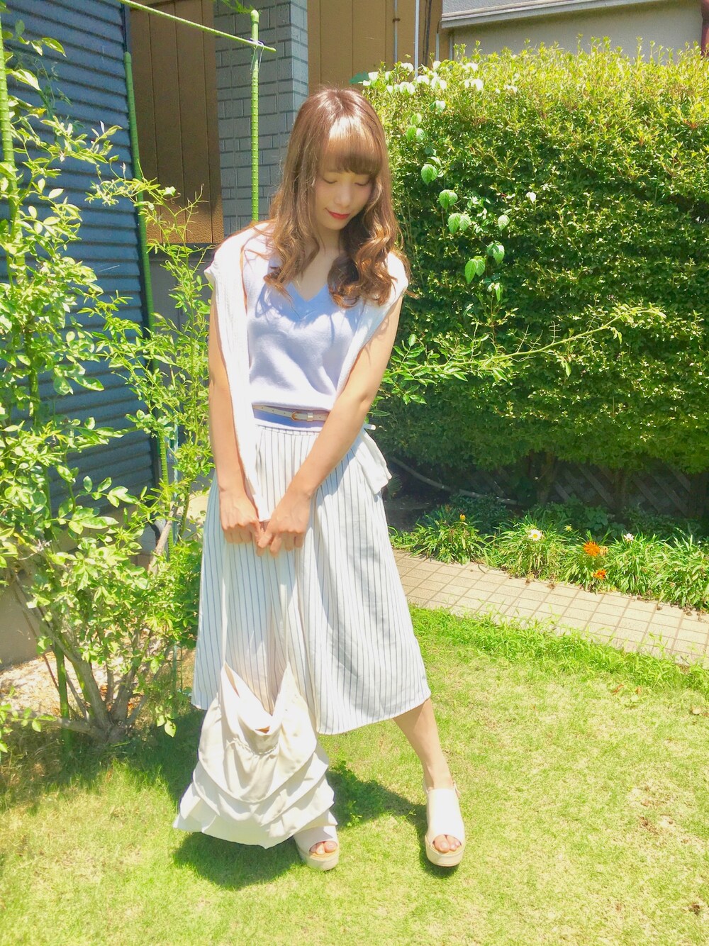 「夏コーデ、シンプルコーデ、ラフスタイル、パンツスタイル、大人カジュアル、ゆるコーデ、パンツコーデ、ストライプパンツ、肩掛けカーデ、ラフ」｜「dazzlinのアイテム（ニット/セーター、ブルー系）」を使った、m a y u さん（レディース・158cm）の夏コーディネートの1枚目の写真