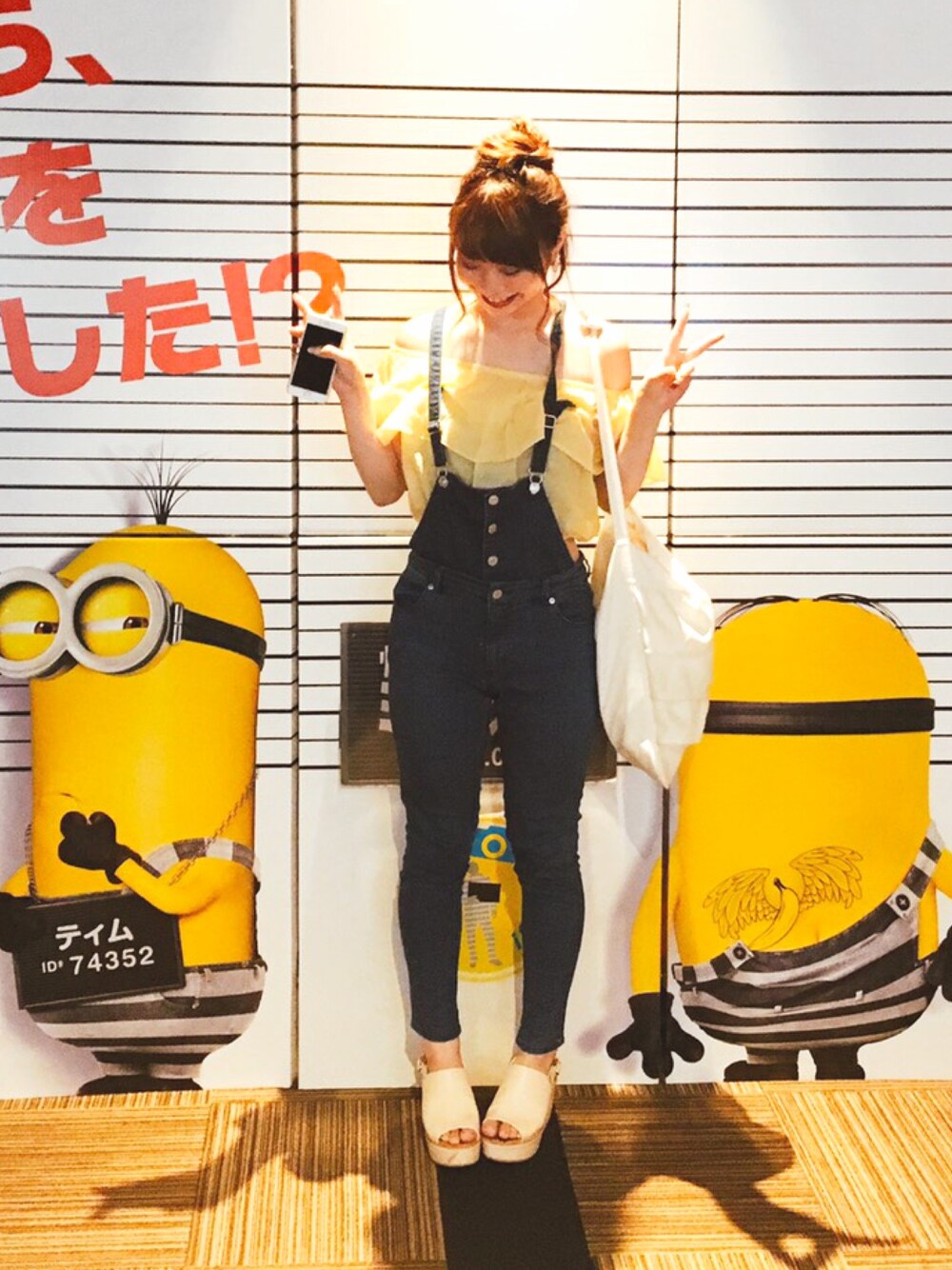 「カジュアルコーデ、大人カジュアル、シンプルコーデ、オフショル、黄色、デニム、デニムサロペット、お団子ヘアー、スキニーデニム、休日コーデ」｜「Heatherのストレッチサロペットスキニー762791（サロペット/オーバーオール、ブルー系）」を使った、m a y u さん（レディース・158cm）の夏コーディネートの1枚目の写真