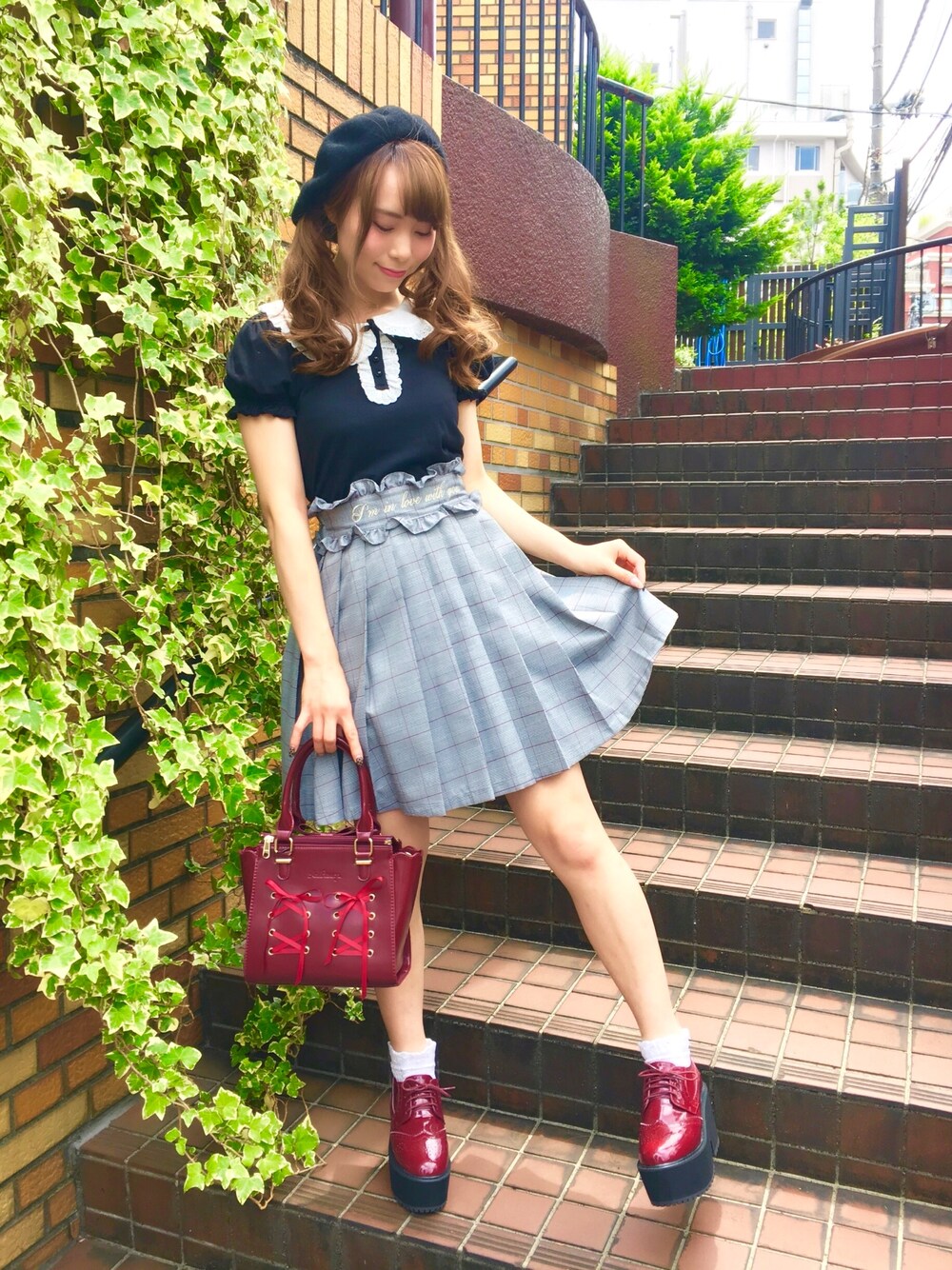 「夏、ガーリー、チェックスカート、プレッピー、ベレー帽、丸襟、ボルドー、スピンドル、プリーツスカート、かわいい」｜「Ank Rougeのアイテム（Tシャツ/カットソー、ホワイト系）」を使った、m a y u さん（レディース・158cm）の夏コーディネートの1枚目の写真