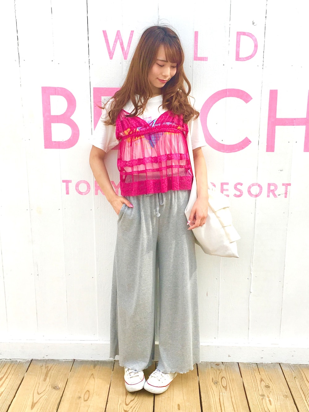 「夏コーデ、ピンク、ビスチェ、ワイドパンツ、レースビスチェ、Tシャツ、コンバース、コンバース ハイカット、カジュアルコーデ、ゆるコーデ」｜「one after another NICE CLAUPのロゴかわいいTシャツ（Tシャツ/カットソー、ホワイト系）」を使った、m a y u さん（レディース・158cm）の夏コーディネートの1枚目の写真