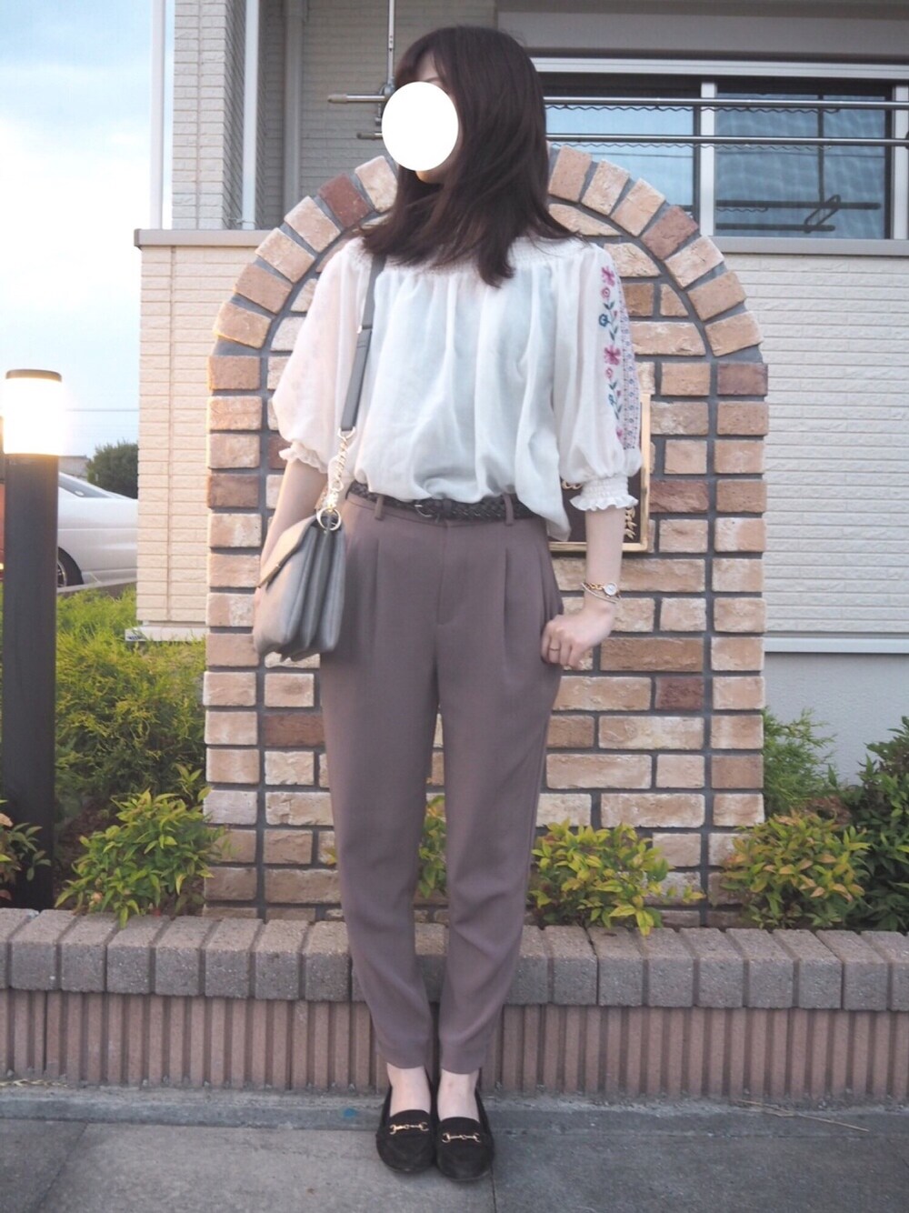 「オフショル、白トップス、刺繍、パンツスタイル、outfit、Dayoff、l4l」｜「VISの【2WAY】シャーリングオフショルダーブラウス（シャツ/ブラウス、ホワイト系）」を使った、めいぷるさん（レディース・160cm）の夏コーディネートの1枚目の写真
