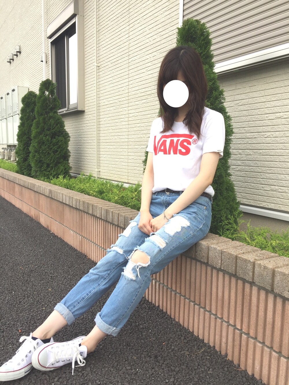 「カジュアル、ダメージデニム、ロールアップ、夏コーデ、Dayoff」｜「VANSのS/S TEE（Tシャツ/カットソー、ホワイト系）」を使った、めいぷるさん（レディース・160cm）の夏コーディネートの1枚目の写真