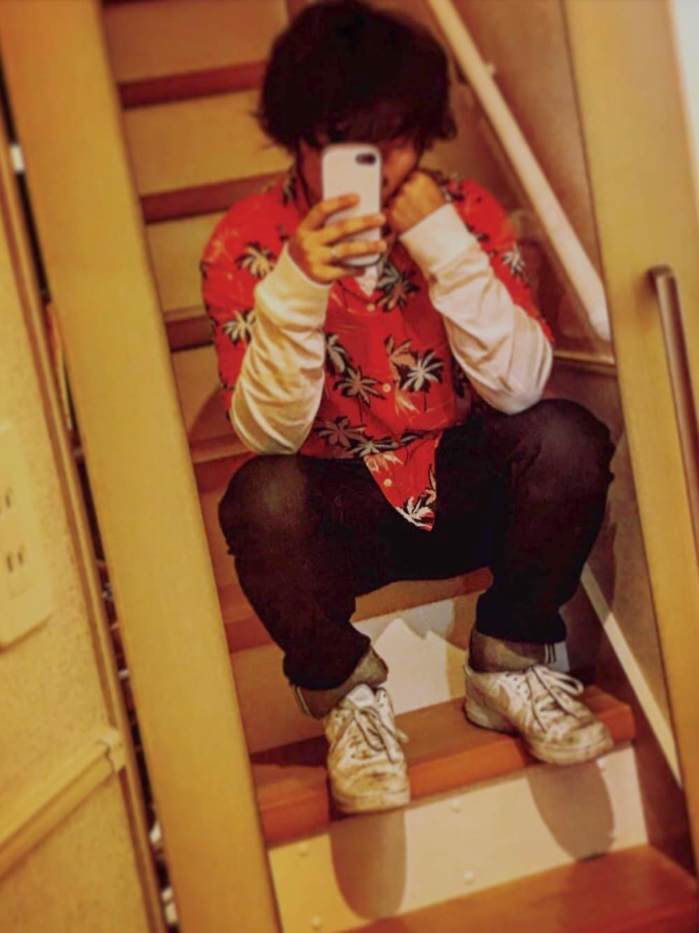 ホワイト系のスニーカーを着用したメンズの秋コーディネートの1枚目の写真