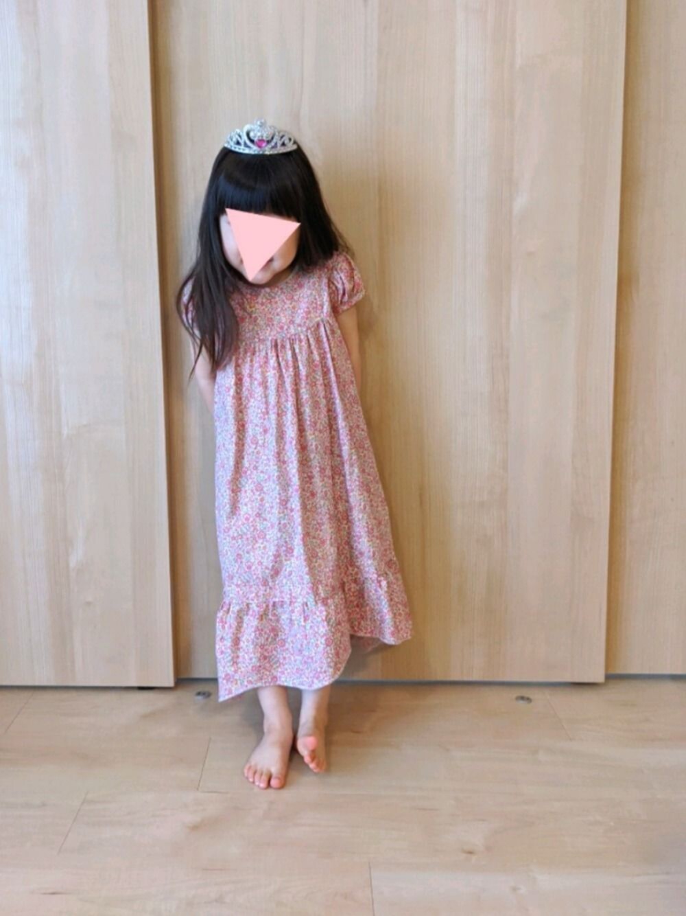 「3歳、女の子、キッズコーデ、ワンピース、ハンドメイド、ティアラ、ナイトドレス、パジャマパーティー」｜「Disneyのプリンセスソフィアのティアラ（アクセサリー、シルバー系）」を使った、the_sugarsさん（キッズ・90cm）の春コーディネートの1枚目の写真