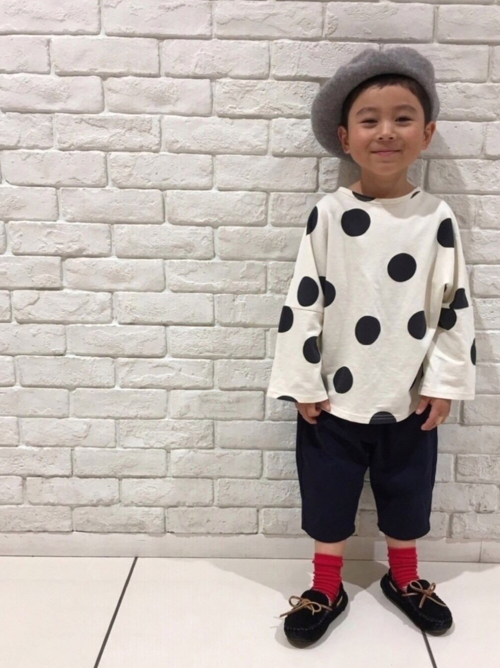 ブルー系のその他パンツ、その他のその他、その他のその他を着用したキッズの春コーディネートの1枚目の写真