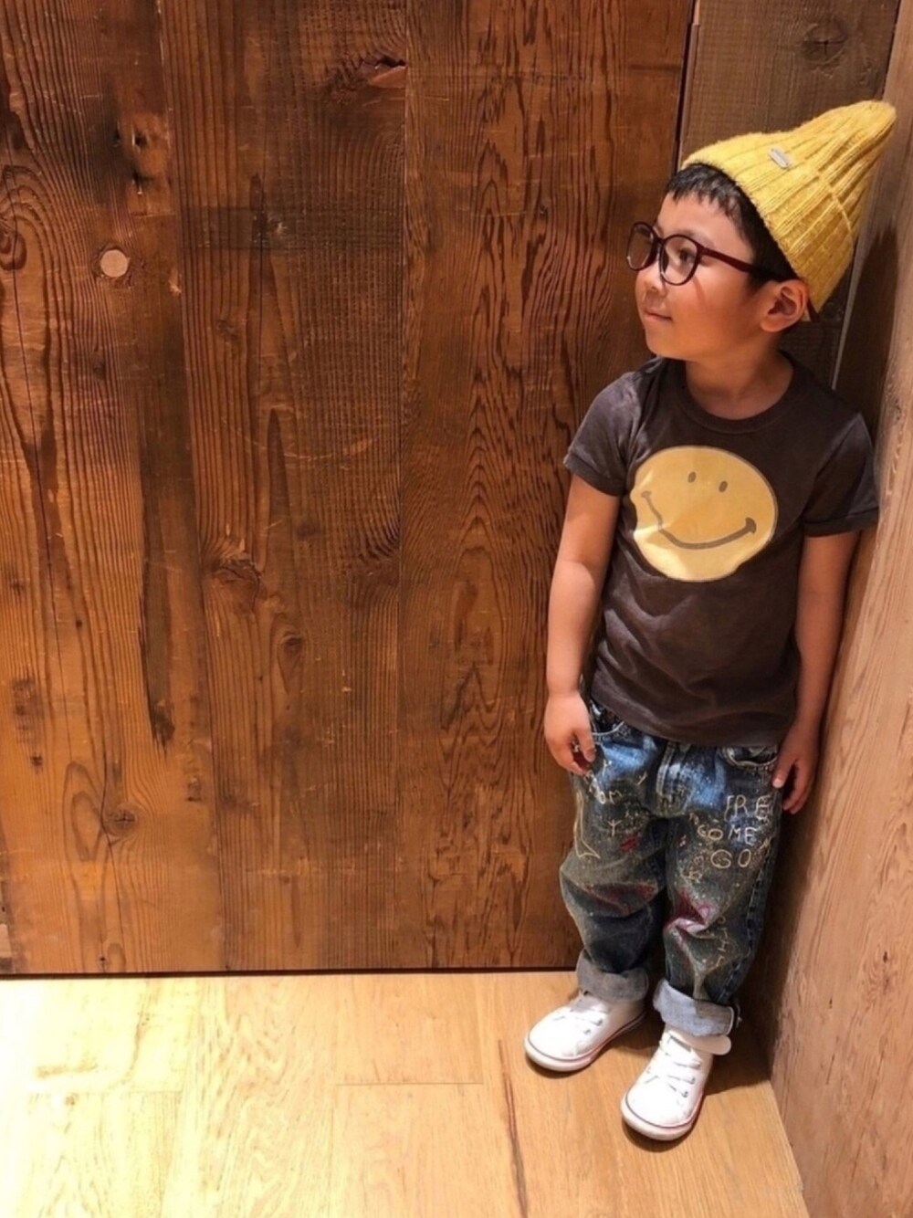 ブラウン系のTシャツ/カットソー、ブルー系のデニムパンツ、ホワイト系のスニーカーを着用したキッズの春コーディネートの1枚目の写真