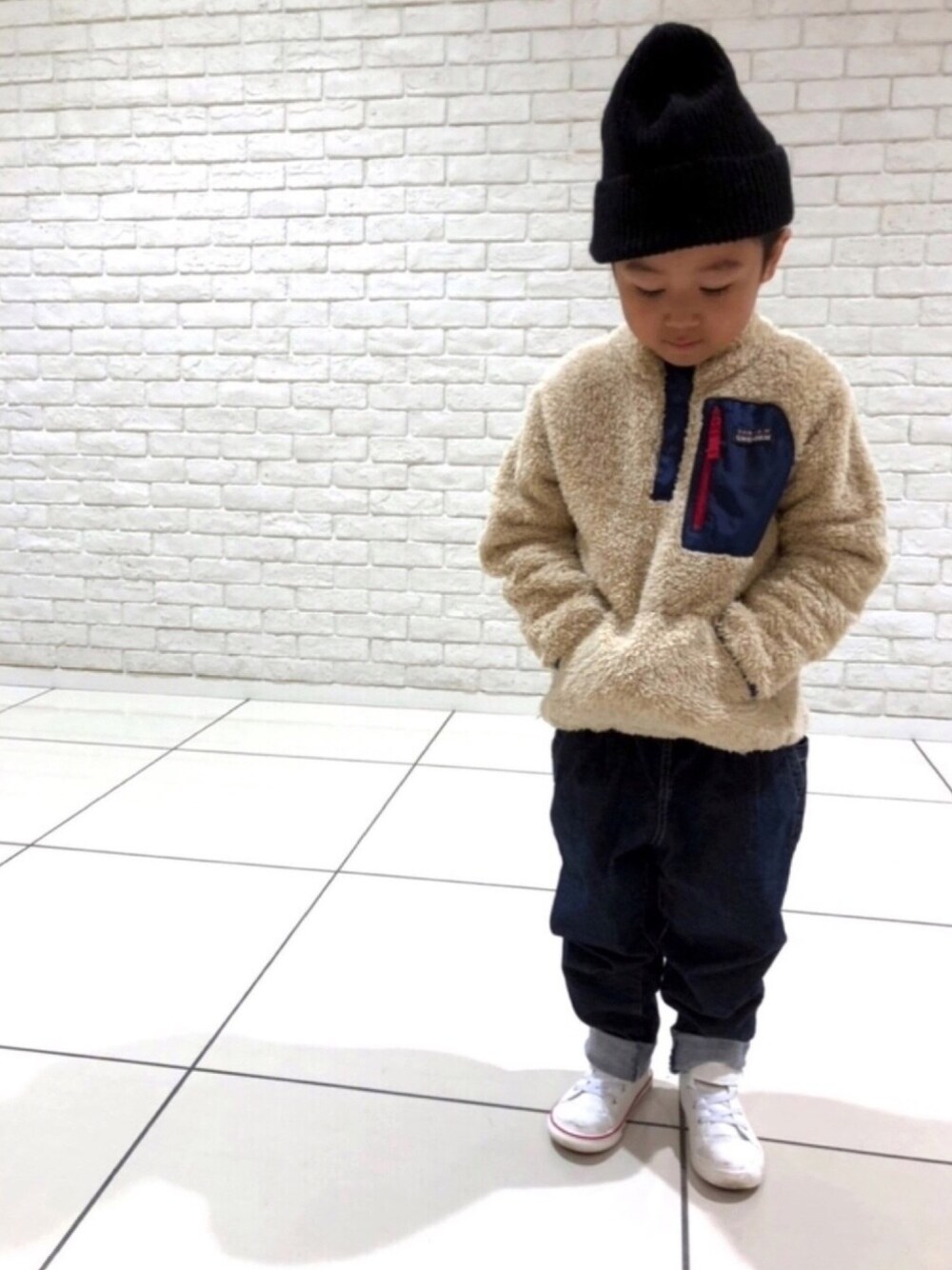 ブルー系のデニムパンツ、ホワイト系のスウェット、ベージュ系のその他を着用したキッズの秋コーディネートの1枚目の写真