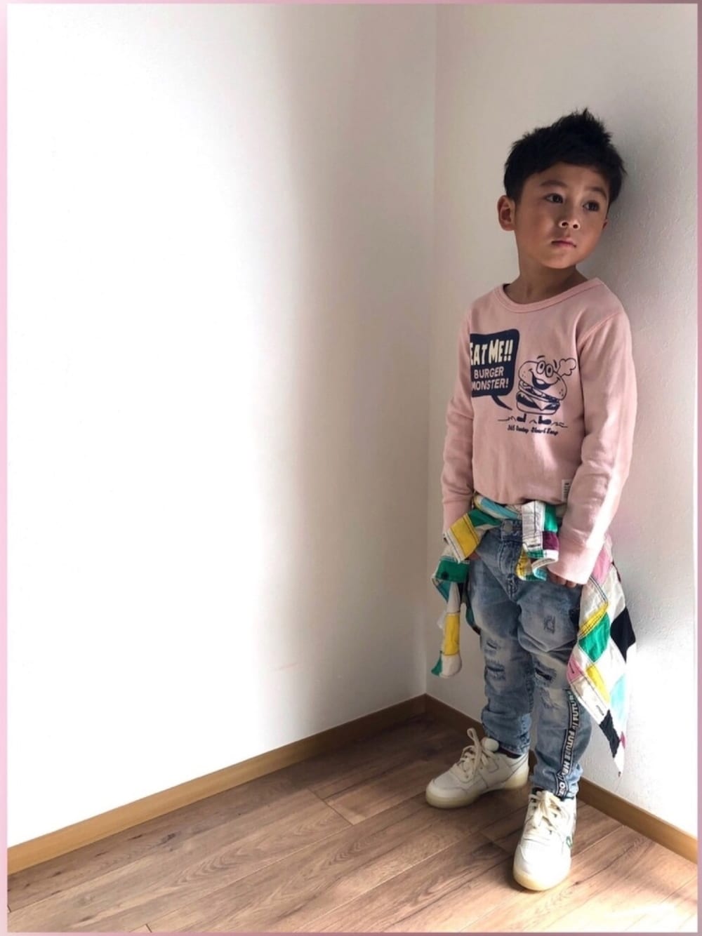 ピンク系のスウェット、ブルー系のデニムパンツ、グリーン系のスニーカーを着用したキッズの春コーディネートの1枚目の写真