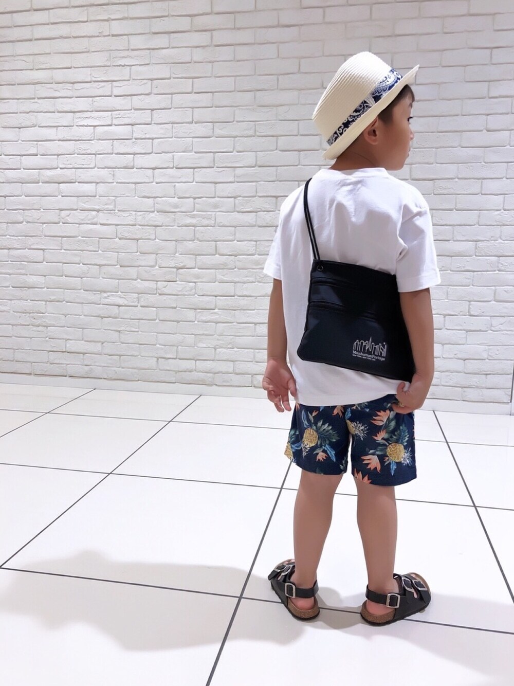 ブルー系のその他パンツ、ホワイト系のTシャツ/カットソー、ブラック系のショルダーバッグを着用したキッズの夏コーディネートの1枚目の写真