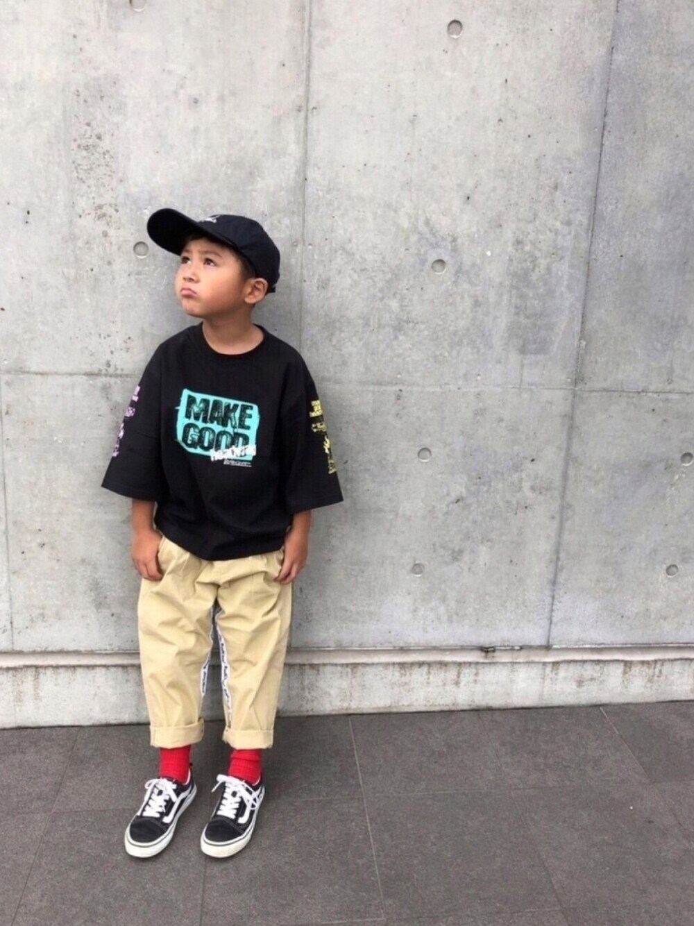 ブラック系のTシャツ/カットソー、ベージュ系のその他パンツ、ブラック系のスニーカーを着用したキッズの夏コーディネートの1枚目の写真