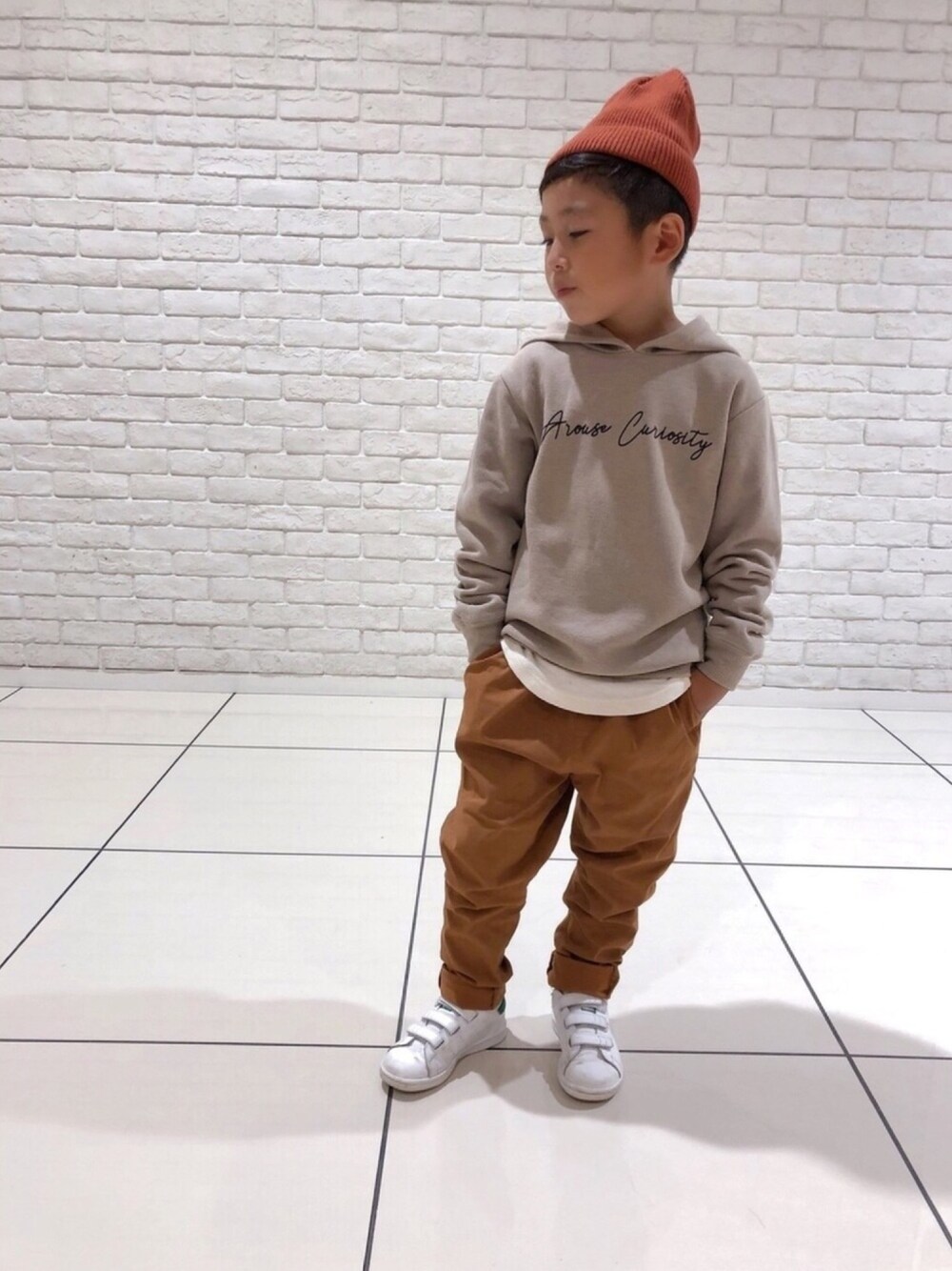 その他のパーカー、ブラウン系のその他パンツ、ホワイト系のスニーカーを着用したキッズの秋コーディネートの1枚目の写真