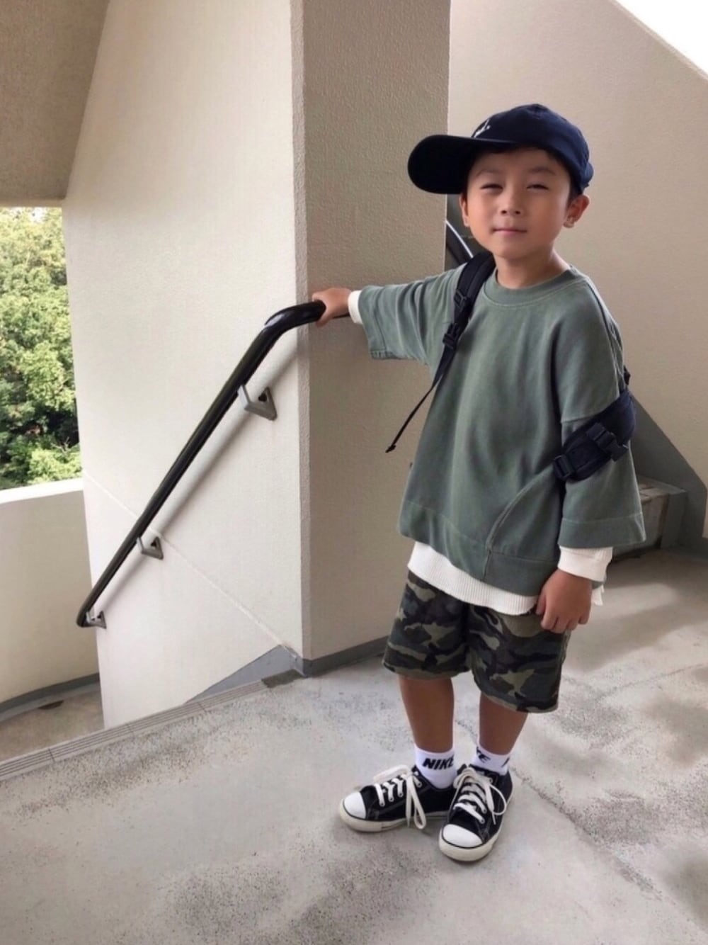 グリーン系のTシャツ/カットソー、ホワイト系のTシャツ/カットソー、その他のその他パンツを着用したキッズの秋コーディネートの1枚目の写真