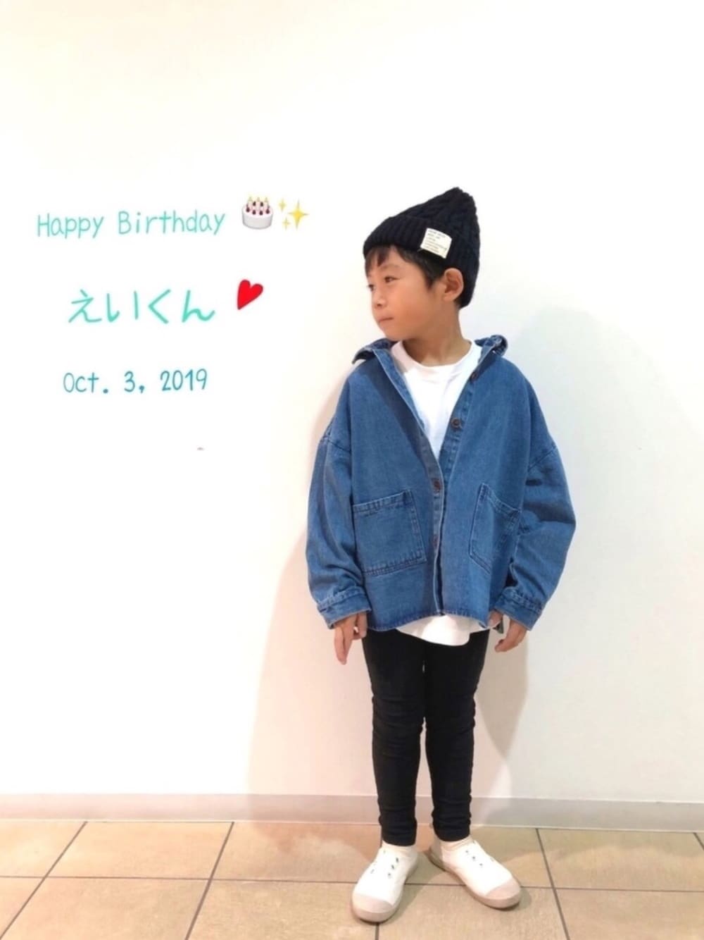 ブルー系のカバーオール、ホワイト系のTシャツ/カットソー、ブラック系のその他パンツを着用したキッズの秋コーディネートの1枚目の写真