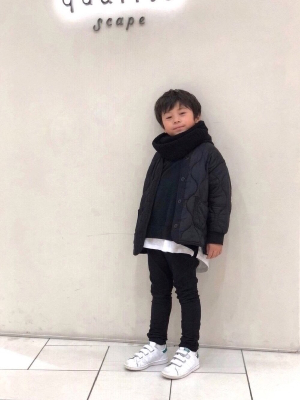 ブラック系のパーカー、ブラック系のノーカラージャケット、ブラック系のその他パンツを着用したキッズの冬コーディネートの1枚目の写真