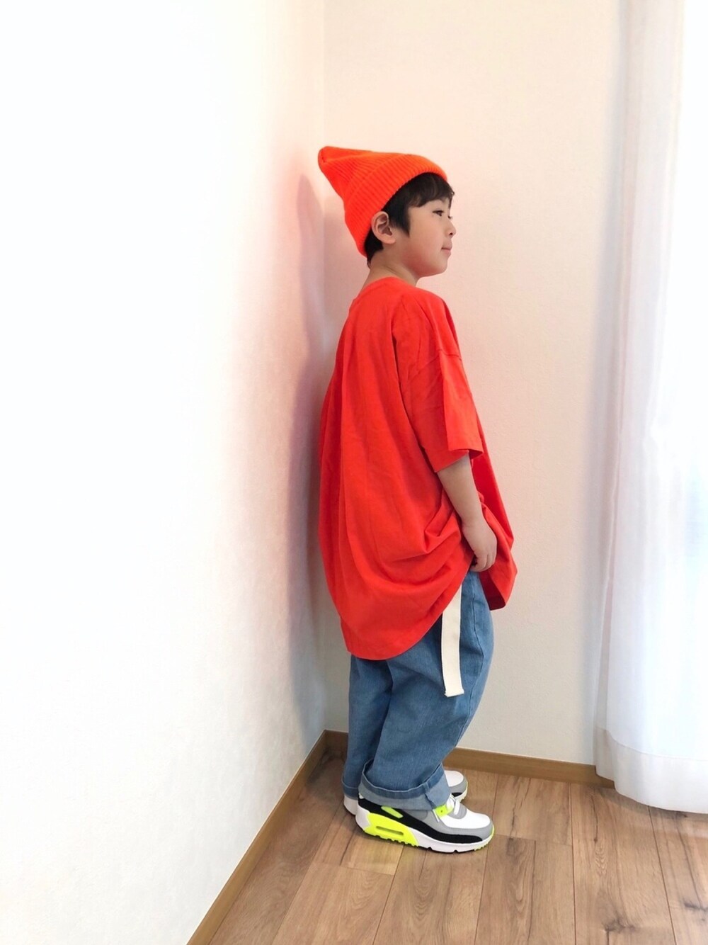 オレンジ系のTシャツ/カットソー、ブルー系のその他パンツ、イエロー系のスニーカーを着用したキッズの春コーディネートの1枚目の写真