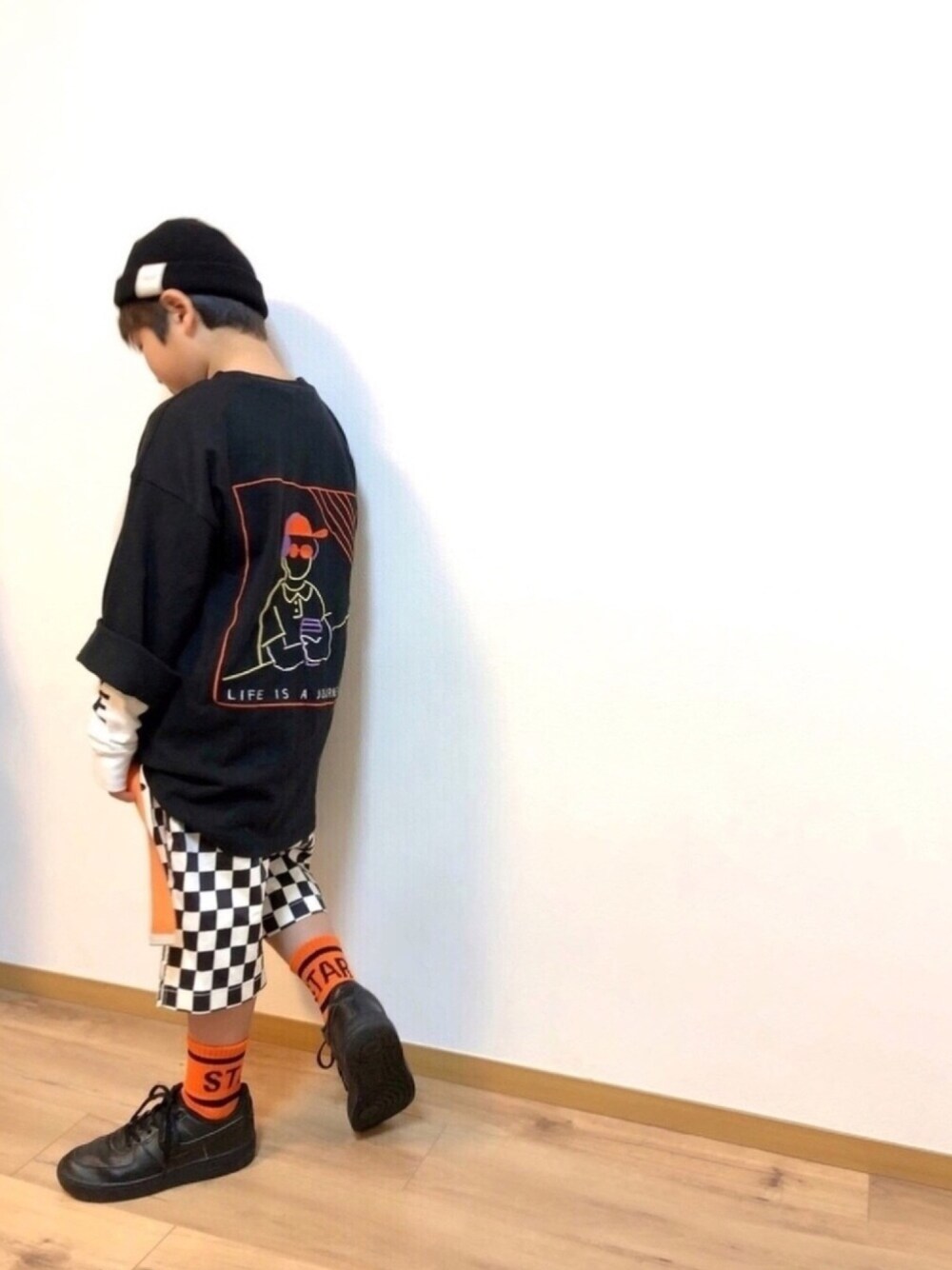 ブラック系のTシャツ/カットソー、ホワイト系のTシャツ/カットソー、ブラック系のその他パンツを着用したキッズの春コーディネートの1枚目の写真