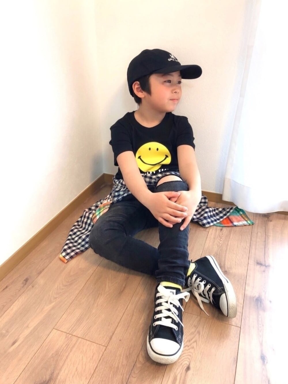 ブラック系のTシャツ/カットソー、オレンジ系のシャツ/ブラウス、ブラック系のデニムパンツを着用したキッズの春コーディネートの1枚目の写真