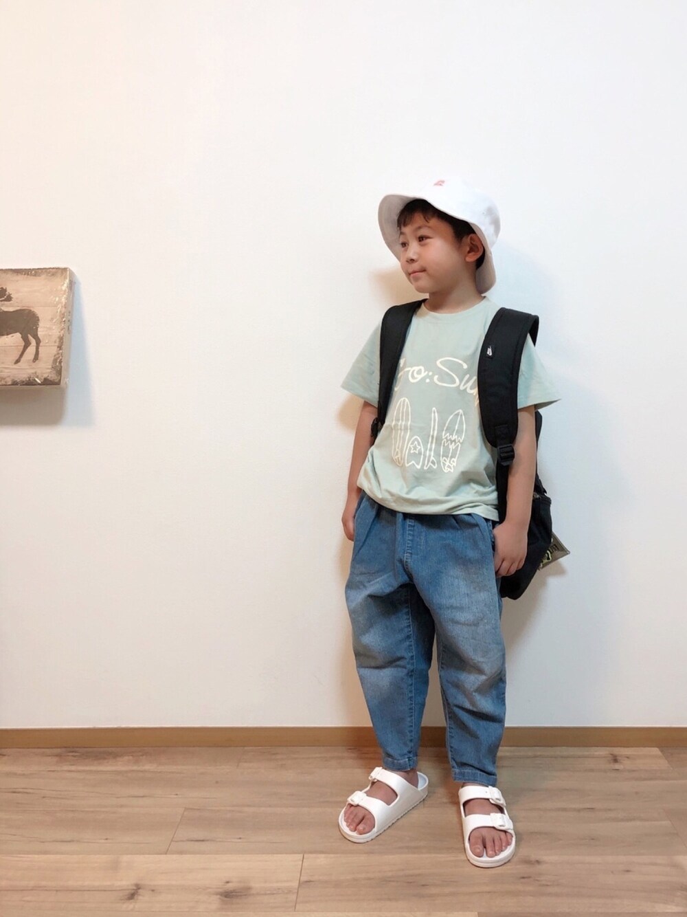 その他のTシャツ/カットソー、ブルー系のその他パンツ、ホワイト系のサンダルを着用したキッズの夏コーディネートの1枚目の写真